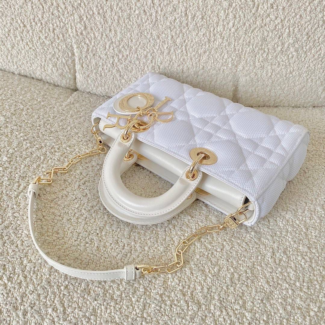 𝗗𝗶𝗼𝗿 𝗗-𝗝𝗼𝘆 𝗯𝗮𝗴网格白色（横版） 时尚果然就是轮回，回归了一把中古戴妃 全新材质科技织物面料，长方包形短链条➕宽肩带（其他款是细长肩带）直接封神！！ 复古时髦感超强，真是什么场合都可以把住💕💕 绝对是lady中的天花板了，强势出圈啦姐妹们 26 x 13.5 x 5cm