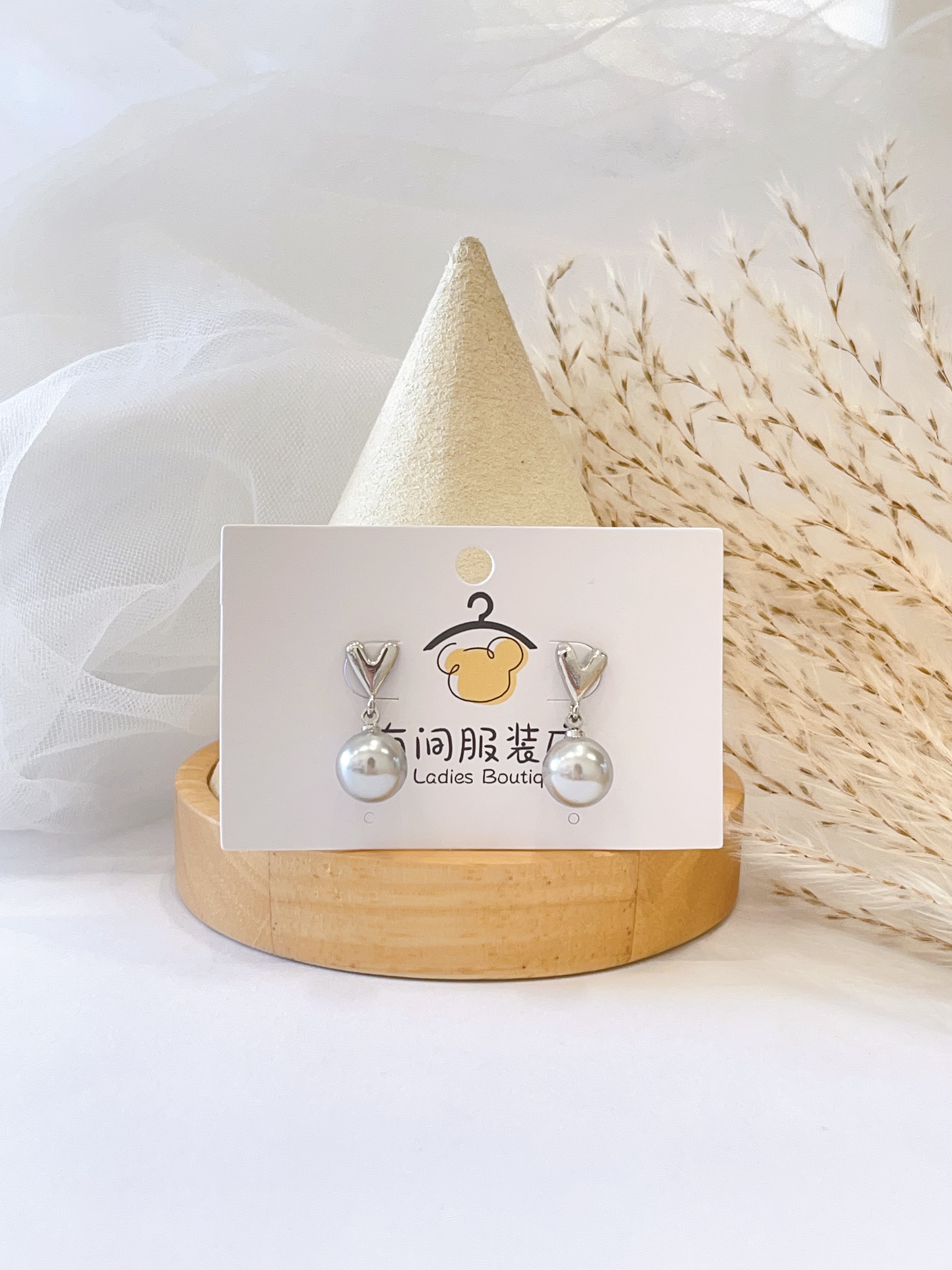 清冷灰色珠珠爱心耳环