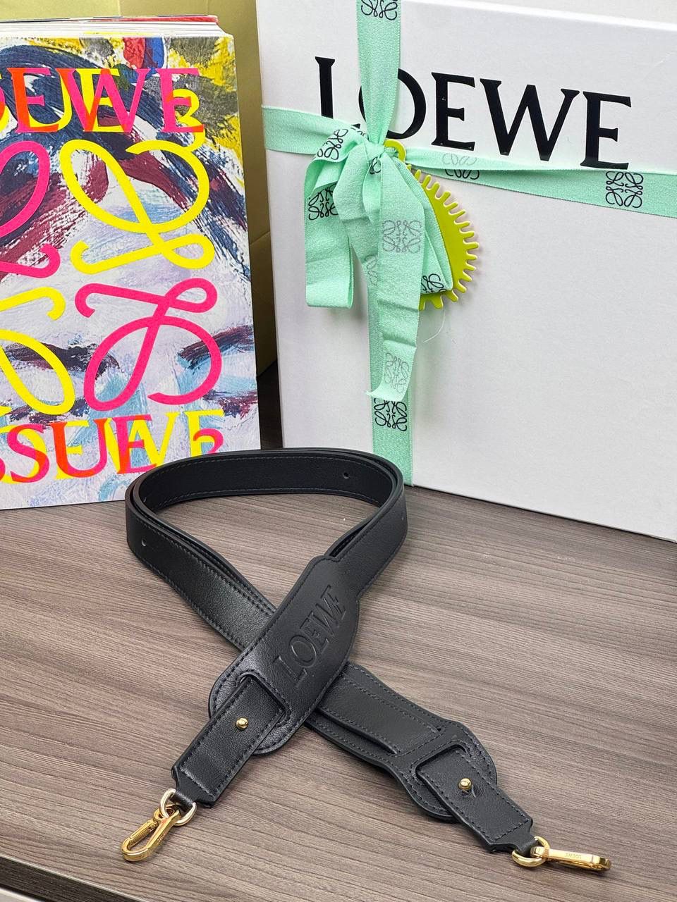 🎈新品牛皮可调节肩带 ➖➖➖➖【黑色】 编码：182323 尺寸：𝟏𝟒𝟑-𝟒.𝟓𝐜𝐦 撞色肩带绝绝子❤️正面饰品牌标志性Logo，调节长度为𝟖𝟎到𝟏𝟐𝟎𝐜𝐦