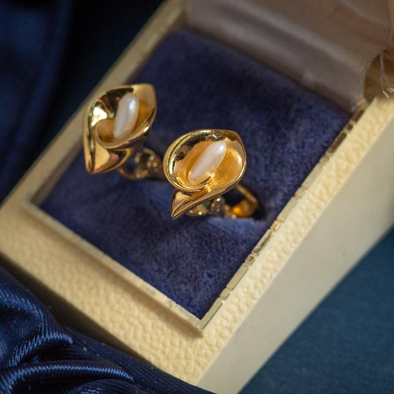 c.a. 1960s Elegant Golden Calla Lily Clip Earrings from America (MW193)