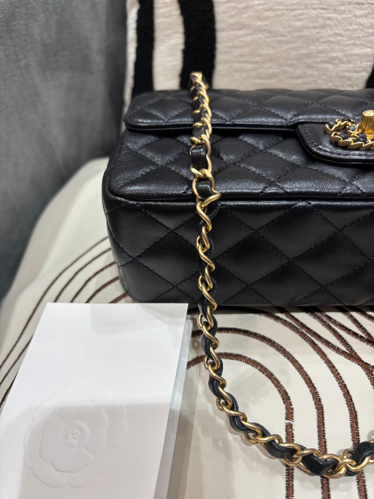 未使用品 Chanel flap bag with handle 黑色牛皮金扣留空手柄 24C，100%Authentic, 99%New unused  ✅收據✅晶片✅Dust bag✅box