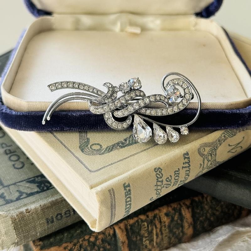 Vintage Mid-Century Czechoslovakian Scrollwork Rhinestone Brooch / Vintage Bridal Brooch (MW243)
