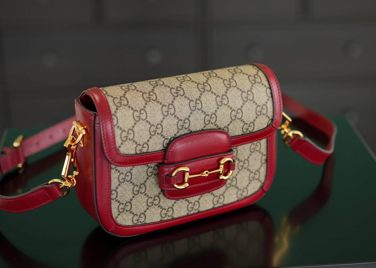 🥯Horsebit 1955系列迷你马鞍包 老花红20cm 独家原厂皮发售 限量级别 GG家1955马鞍包已经火爆到人手一支的节奏，超级大爆款！ 这次出了迷你尺寸配可拆卸双肩带，简直超哇塞 马衔扣标志性设计，复古红原厂牛皮配上最受欢迎pvc元素，皮肩带布肩带任意更换~ 官方款号 658574 尺寸小号：20.5x14x5cm 尺寸大号：25x18x8cm