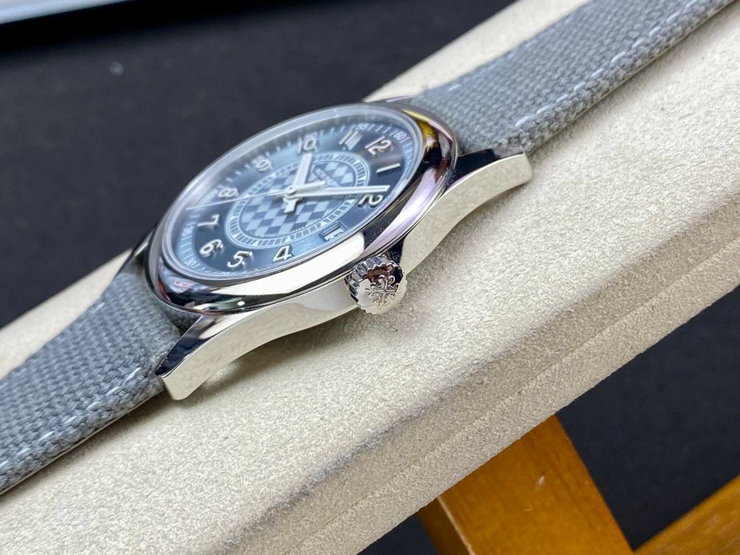全新推出升级V2版 PP百达翡丽6007A-001Calatrava(普朗莱乌特制表大楼纪念款).V2版颜色经过数次调配，终于显示了PP独家的灰蓝色(既不灰，也不蓝)，100%还原百达翡丽的“蓝色贵族”.✨✨ 腕表40MM采用不锈钢材质的表壳以及宽阔的弧形表圈设计，线条优雅细节到位，十分醒目。充满动感活力的表盘结构，具有“碳型”菱格纹理和LOGO的机镂圆盘，三角形标记的轨道式刻度环，压嵌式阿拉伯立体字块，整体的灰蓝色沉稳典雅。蓝宝石水晶透盖上刻有Calatrava十字星图案和“New Manufacture2019”字样。搭载了兄弟厂PPF独家定制的第三代Cal.324SC一体机芯，配备硅游丝。动力储存 45 小时。表带白色缝线的小牛皮也独具特色，经压花处理，呈现出纺织面料纹理，有强烈的运动感🏃‼️