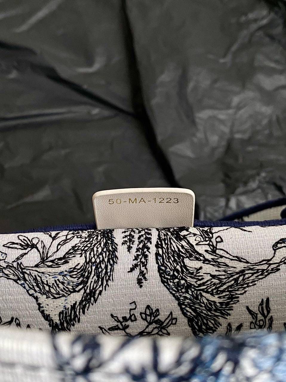 🈶蓝白中号 𝗖𝗗 𝗕𝗼𝗼𝗸 𝗧𝗼𝘁𝗲 24太阳神阳光茹伊 它有代表春天的玫瑰 夏天的麦穗，秋天的枫叶 以及冬日的枝干🍂 整个太阳也是关于守护的象征 寓意是非常美好的，浪漫且神秘 那种高定视觉，沦陷了！！ 行走在街头很是时髦🌟🌟 36×27×16cm