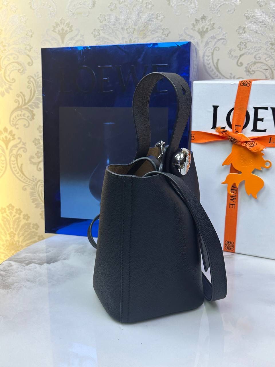 ♥️𝙈𝙞𝙣𝙞 𝙋𝙚𝙗𝙗𝙡𝙚 𝘽𝙪𝙘𝙠𝙚𝙩 ——【黑色荔枝纹】 尺寸：𝟏𝟔-𝟏𝟔-𝟗.𝟓𝐜𝐦 编码：062339 🎈标志性Anagram鹅卵石点缀，配以纯粹简约线条以及瞩目设计风格，诠释全新𝙋𝙚𝙗𝙗𝙡𝙚手袋👜 🎈自带一根🉑拆卸🉑调节的肩带，一包多背，多样化风格，秀场大放异彩😀内里容量超大，日常实用性强👌 🎈配全套专柜礼盒🎁，给你满满的仪式感👀