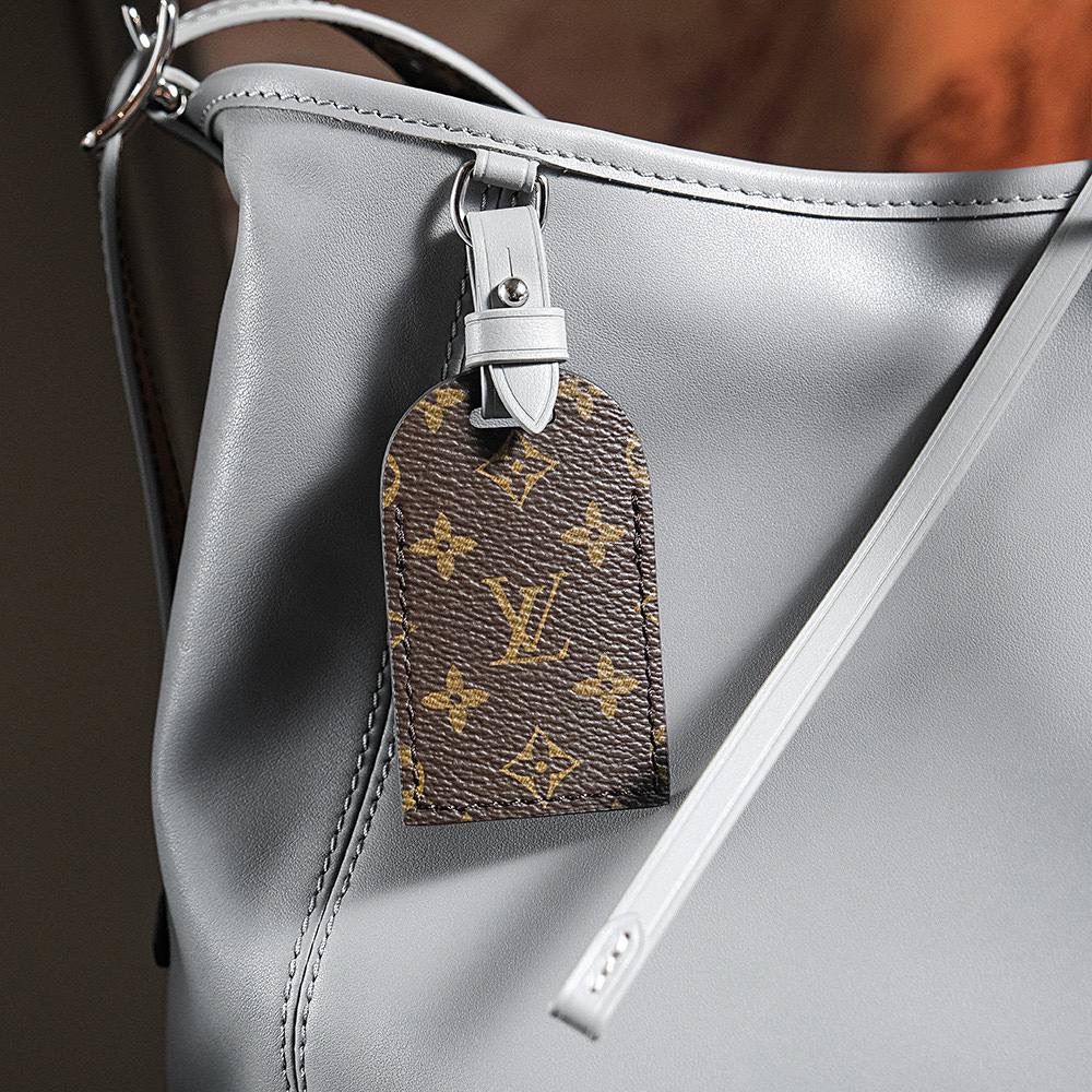 𝐂𝐀𝐑𝐑𝐘𝐀𝐋𝐋 𝐃𝐀𝐑𝐊芯片跳动码中号👜✨ ↘爆款𝐶𝑎𝑟𝑟𝑦𝑎𝑙𝑙 𝐷𝑎𝑟𝑘鲨鱼灰，强烈推荐闭眼入！ 羊皮面料搭配着老花肩带点缀，简直又是新宠大爆款， 慵懒随性感轻松拿捏🤏🏻 上市后一直处于一个断货王的存在！ 五金材质：厚镀纯钢五金 皮料材质：法国进口小羊皮 尺寸详情：𝟑𝟗*𝟑𝟎*𝟏𝟓cm