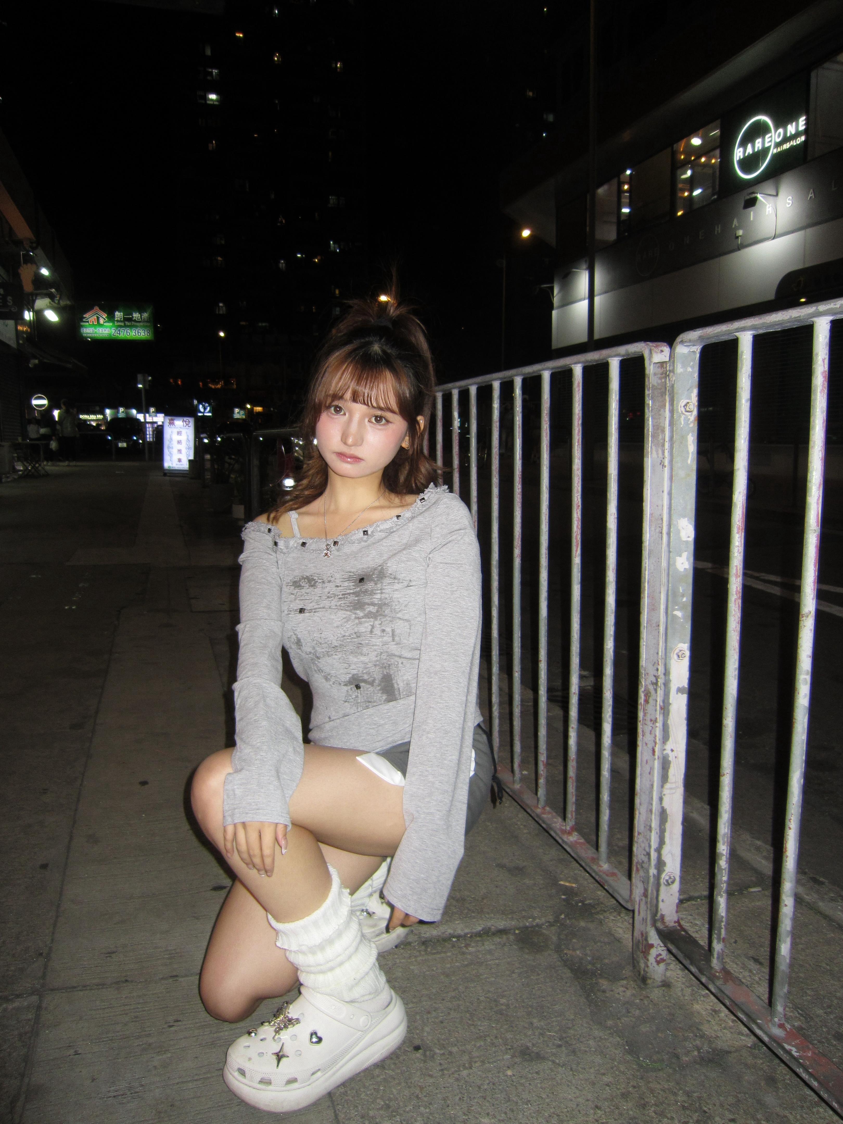 韓國單肩窩釘塗鴉top