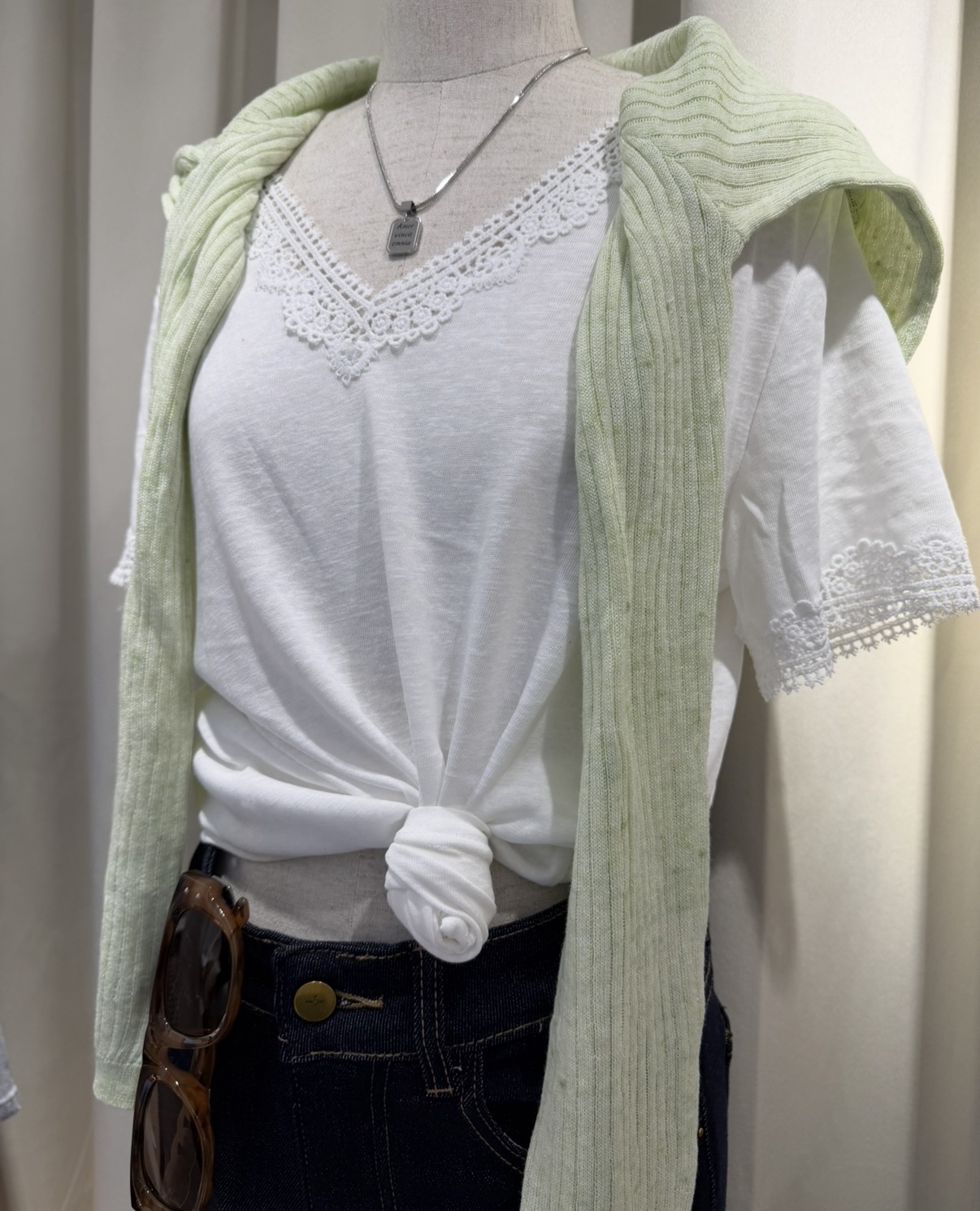 雪花棉蕾絲邊飾V領T