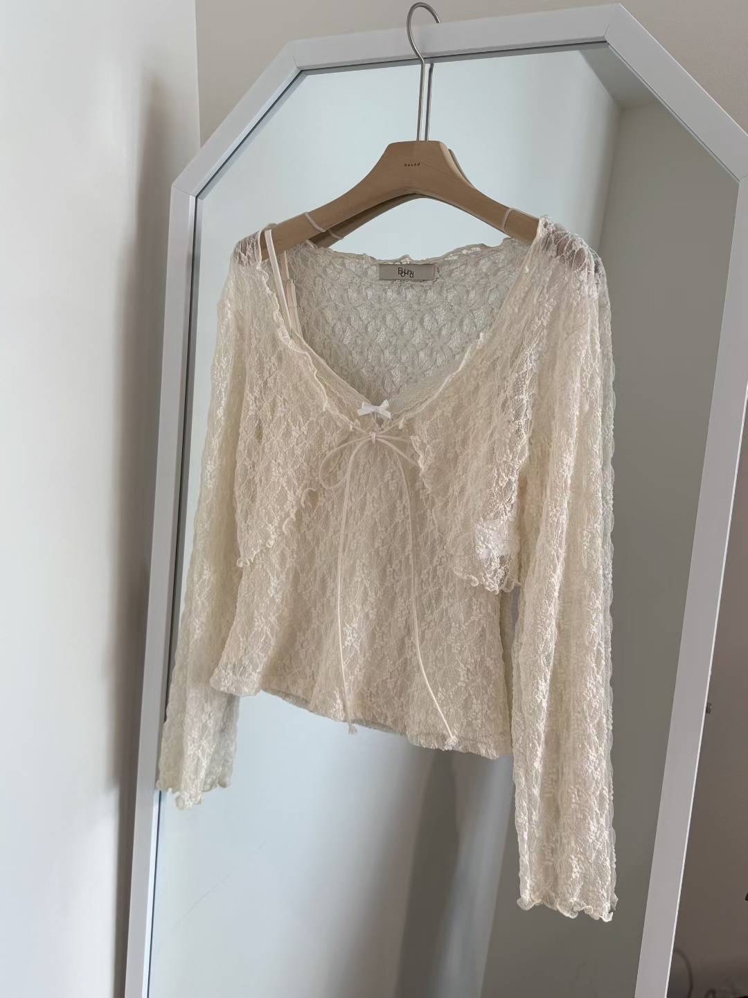 【 Goodbye Winter✨菱格蕾絲綁帶短版外套🫧🤍 】Delight Lace Outer