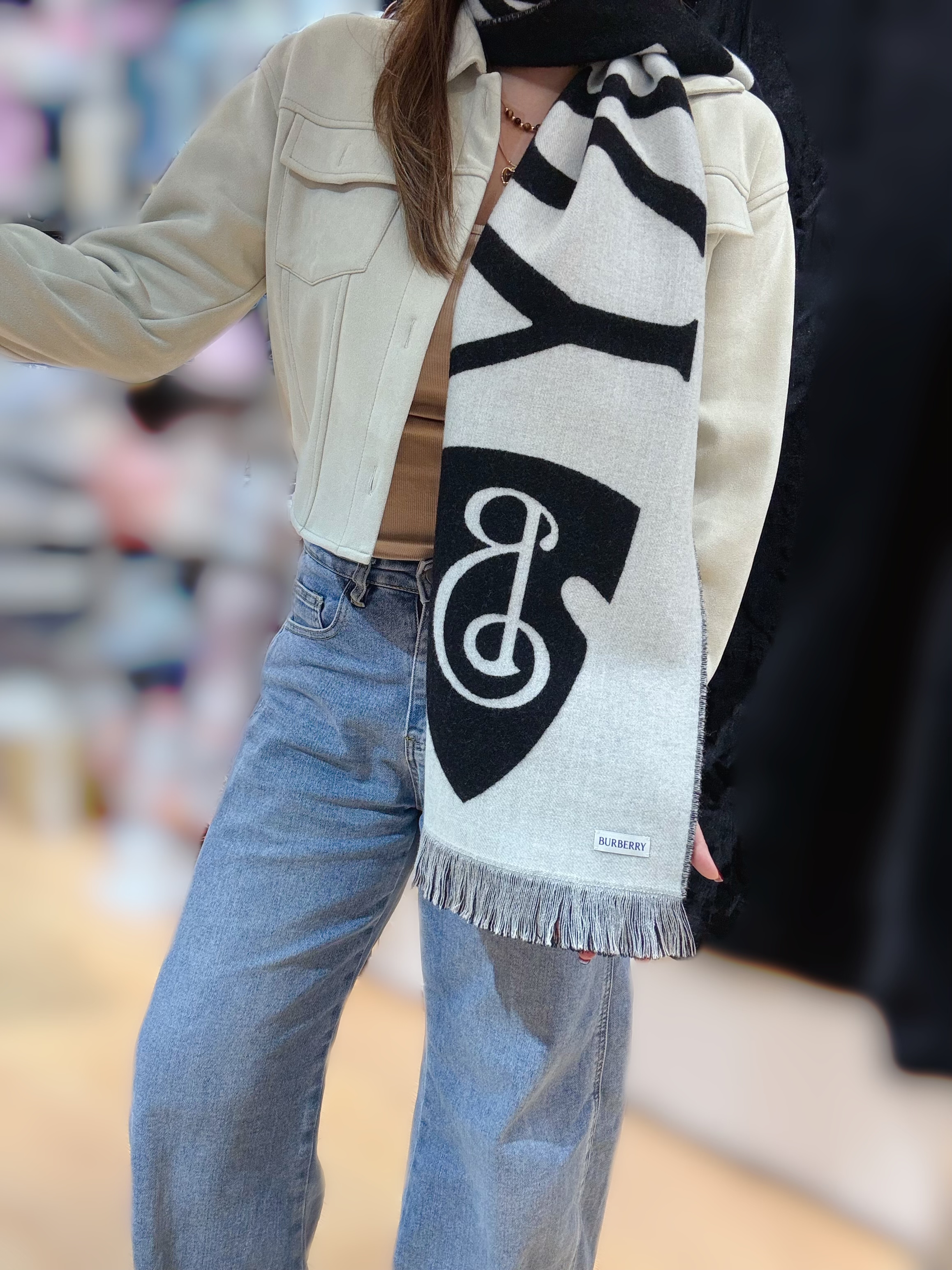 Burberry text wool scarf blk/w