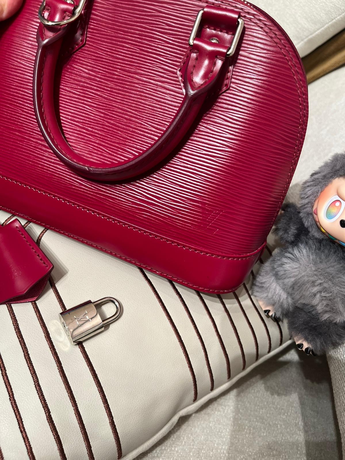 Lv alma bb epi leather  100%Authentic,98%new ✅key lockpad✅dust bag