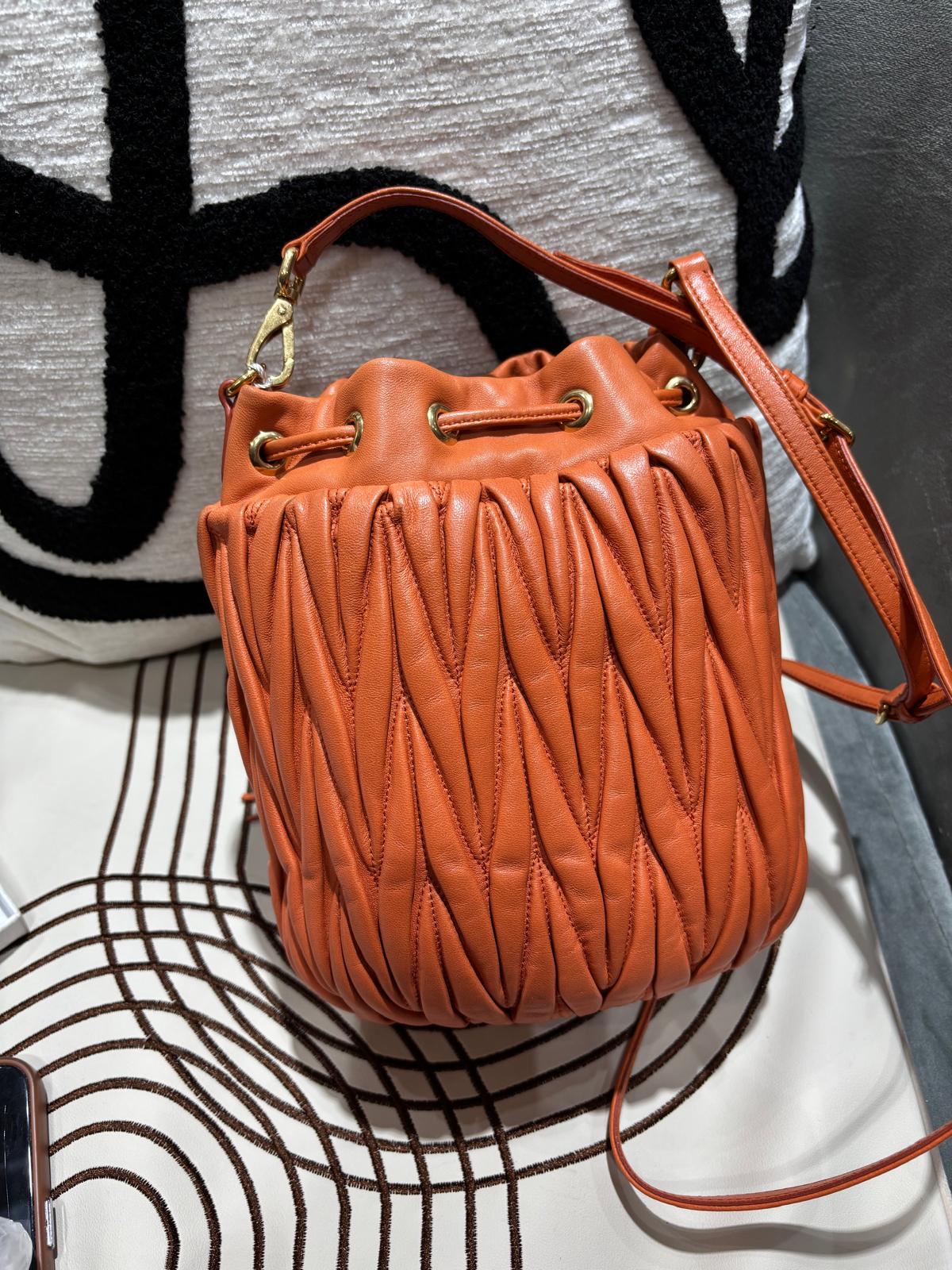 Miu Miu Matelassé Bandoliera bag model 5BE014,2019年 100%Authentic, 98%New ✅證書✅Dust bag