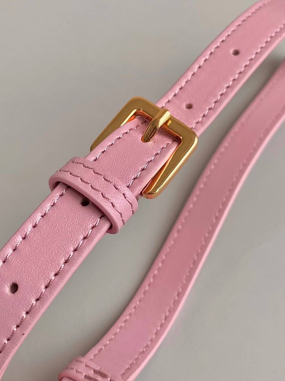 🈶复古粉，迷你 𝗗𝗜𝗢𝗥 𝗠𝗶𝘀𝘀 𝗰𝗮𝗿𝗼链条手袋 开挂啦开挂啦！！火爆全网 不出意外夏天最爱的一只小包了 还是经典的藤格纹标识，真是百看不腻 金属链环和与皮同色系珐琅扣链环交替肩带 完全神一般的存在，可爱可盐，颜值太顶啦 内隔层容量日常足够了，斜挎/单肩/腋下都可 极简的法式浪漫松弛感直戳心脏，不挑人，冲！ 17.3×13×7.5cm，#6553m