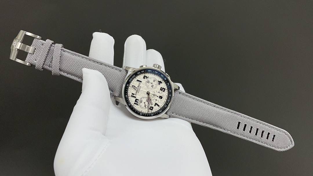 🚀皇家橡树26048离岸型41爱计时机械腕表💯 1.壳套按照原装开模多道工序顶级处理 2.一体字面立体工整的盘面“饼干纹理”和原装一模一样 3:316精钢表壳原装开模细节经过多道工序的打磨磨砂处理 4.7750机芯9字位小秒走时精准 5.表镜选用进口防眩水晶蓝宝石玻璃镜面 6.表带搭配进口意大利小牛皮以及帆布皮带，表扣实用原装针扣，尺寸41mm，爱彼入门级强烈推荐，精品打造