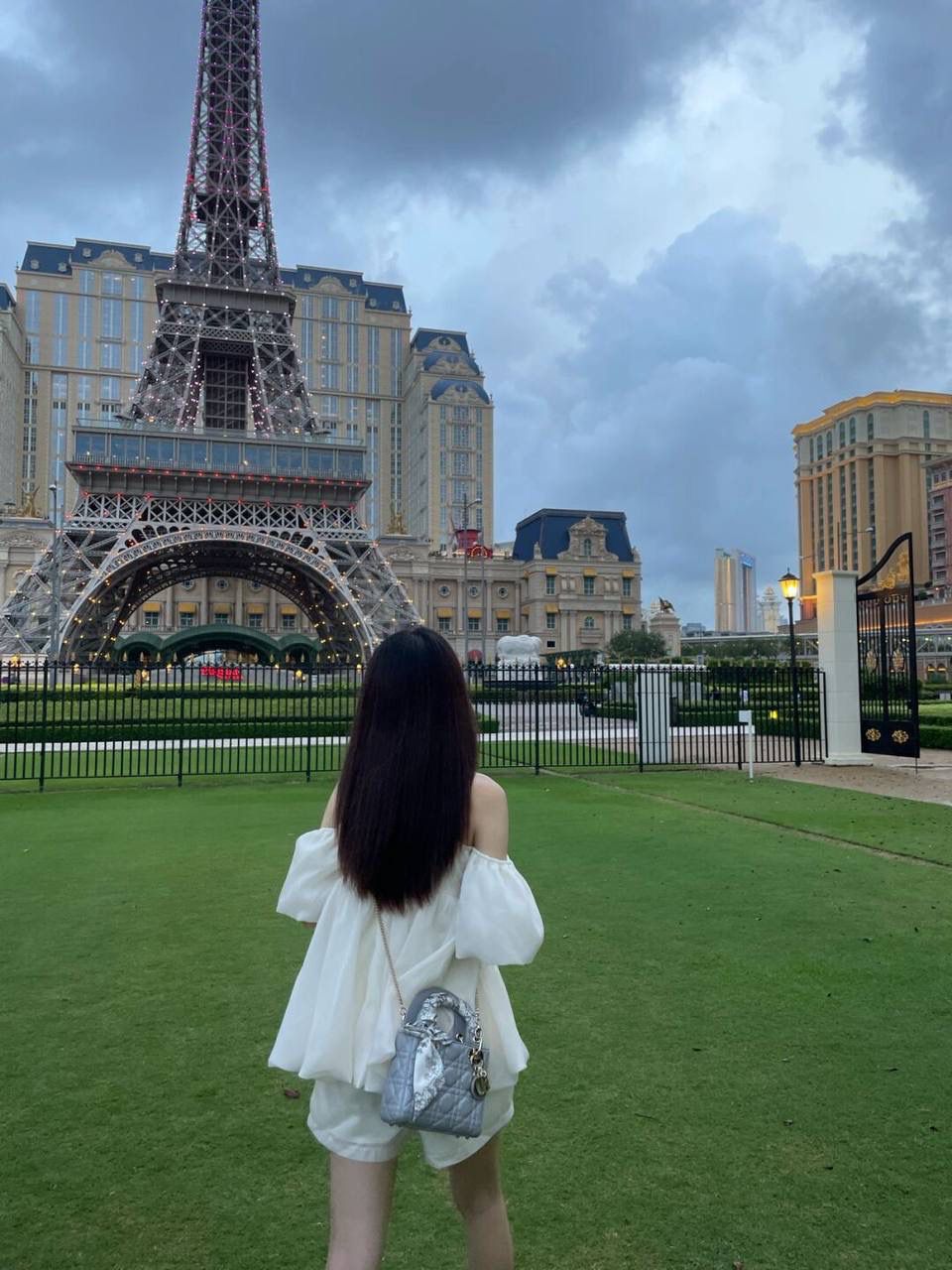 LADY DIOR 迪奥磨砂黑 三格戴妃包 一条千鸟格丝巾在手柄处，让本来四四方方的沉闷感中透露出一丝丝温柔，金属质感中也透露出一丝甜美～🖤