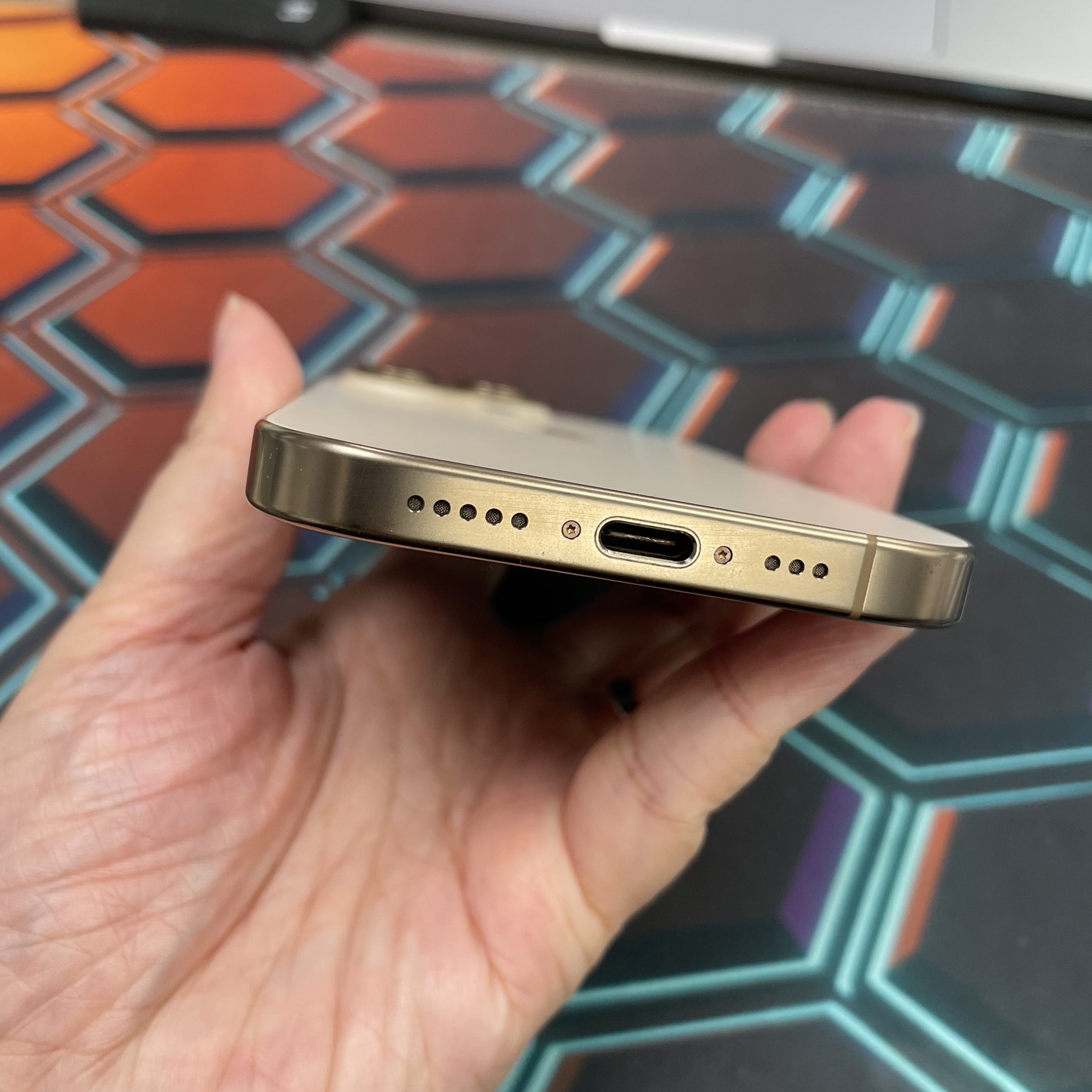 *8409 16 Pro 超靚機 256GB 電80 沙色 gold