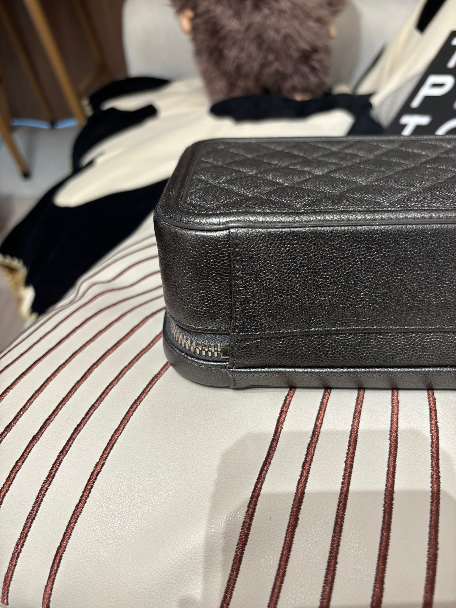 Chanel vanity cc filigree 21cm 銀灰色魚子醬牛皮 ,100%Authentic,98%new ✅26CARD✅dust bag ✅box 