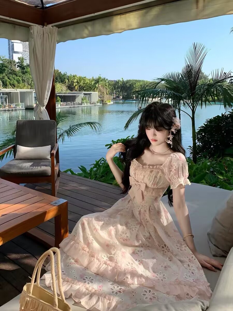 B77(1875) 法式甜美气质镂空通话木耳边碎花下摆双层荷叶粉连身裙 