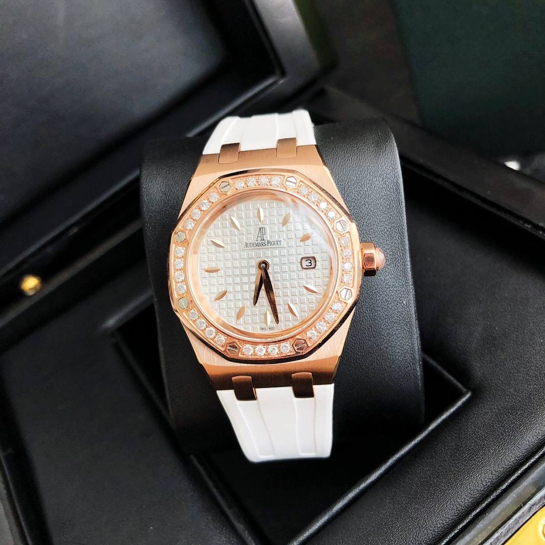 全网女神看过来😍😍这款爱彼女表才是最具有性价比的… 爱彼皇家橡树系列型号67601石英腕表，皇家橡树系列独有的八角形外观还拥有爱彼独特的设计风格也将女士优雅风格融入其中，深受女明星们的爱戴，即使只有33毫米的小尺寸，也将爱彼独有的纯净美感与刚毅线条展现的淋漓尽致💝💖💘而镶满钻石的表圈也为佩戴的女士增添了更多的柔美。（32颗1.6明亮式切割美钻，总重约0.65克拉）巴蒂镶嵌一枚半透明凸面蓝宝石，搭载瑞士进口石英机芯，拥有实用的日历显示功能，女士们佩戴起来不会显得沉重 ，配专柜最新全套包装发货！这种货一般数量不是很多哦