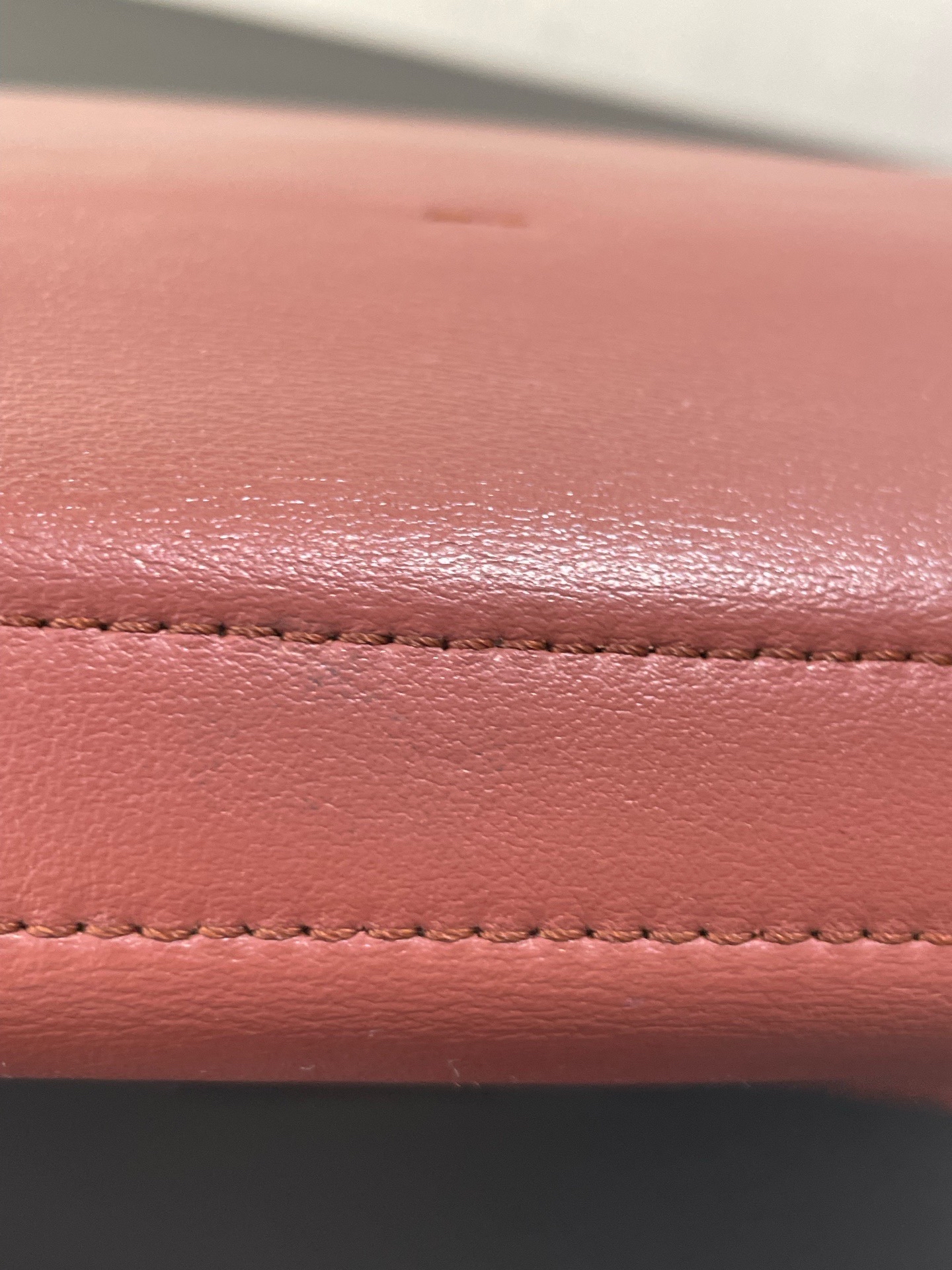 【預訂貨品】Fendi 豆沙色油蠟皮復古郵差包