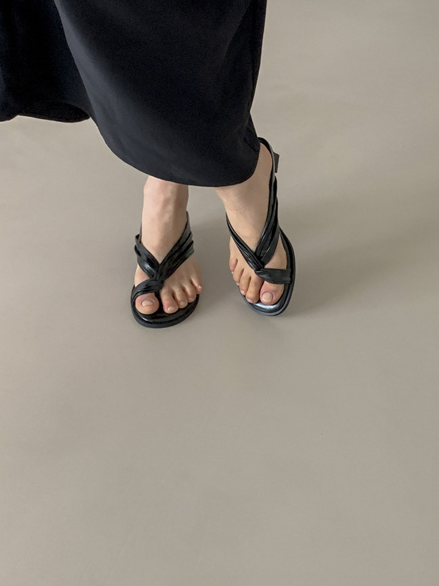 Toe loop sandals 