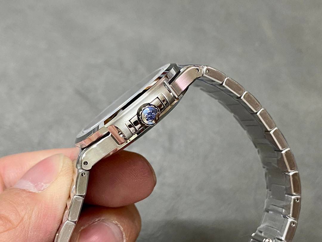 百达翡丽 Nautilus 鹦鹉螺系列蓝面男士腕表