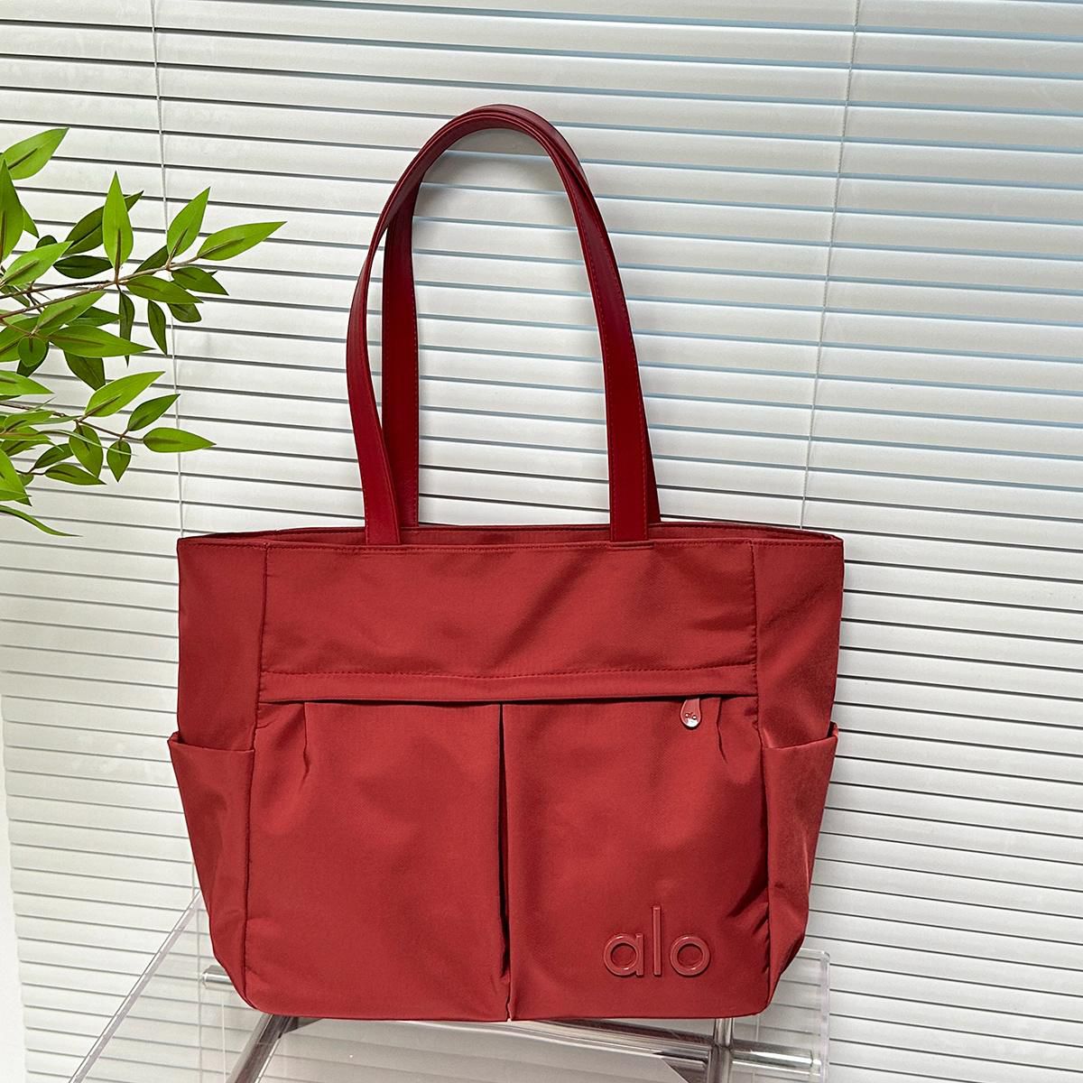 $88隻。2隻起$78隻。Alo尼龍大容量tote bag