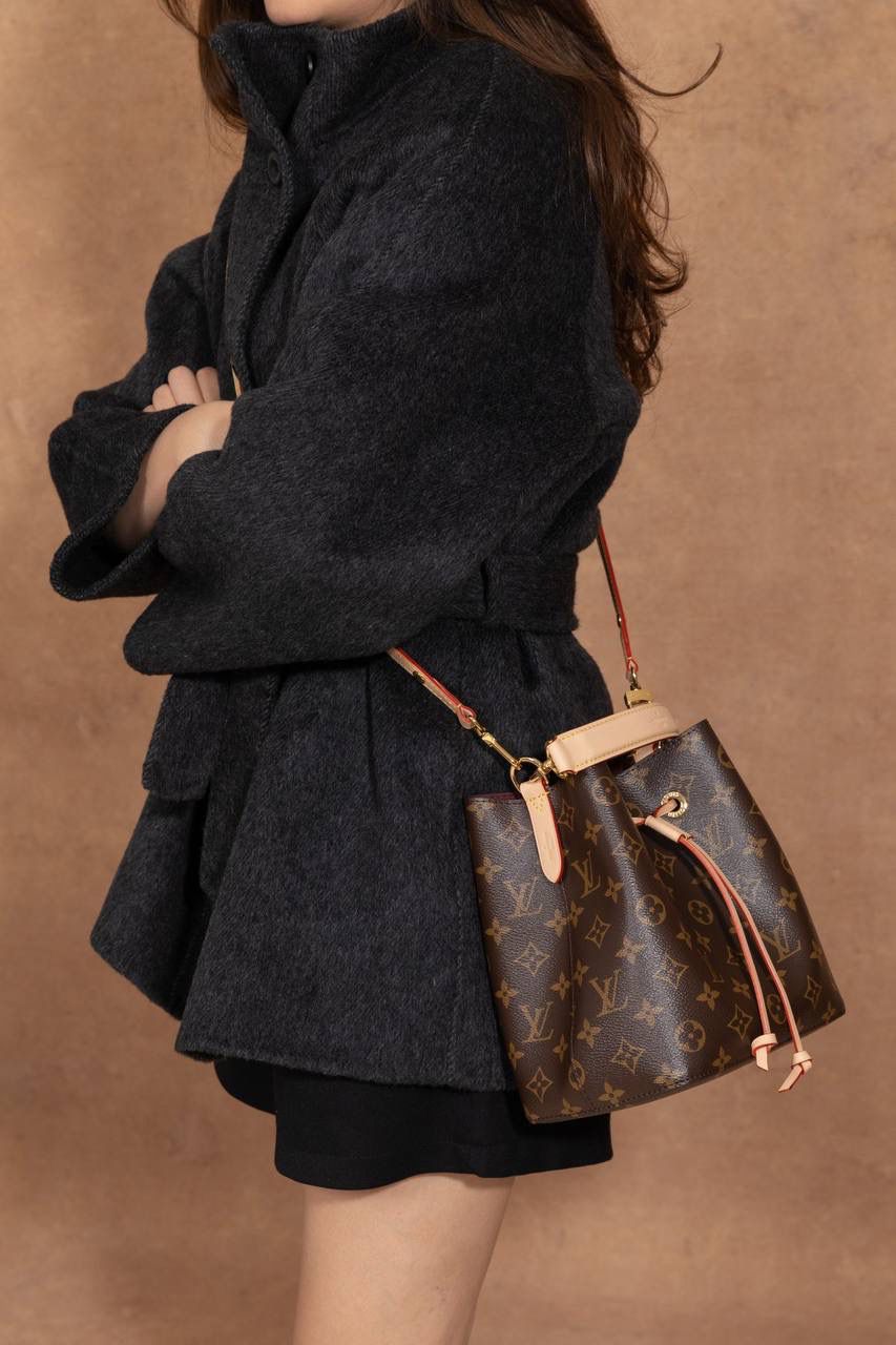 LV水桶包 BB🎀 这款 小水桶 NÉONOÉ BB 真的很吸睛，一看就会心动 😍✨ 📏 尺寸 20 × 20 × 13cm 小巧可爱 🥰，但容量 surprisingly OK～ 手机、钱包、钥匙、口红通通放得下， 出门完全没压力 💄📱