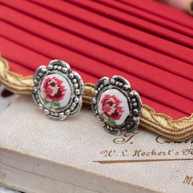 C.a. 1970s Austrian Needlepoint New Old Stock - Rose on White Floral Shaped Clip Earrings(MT1976)