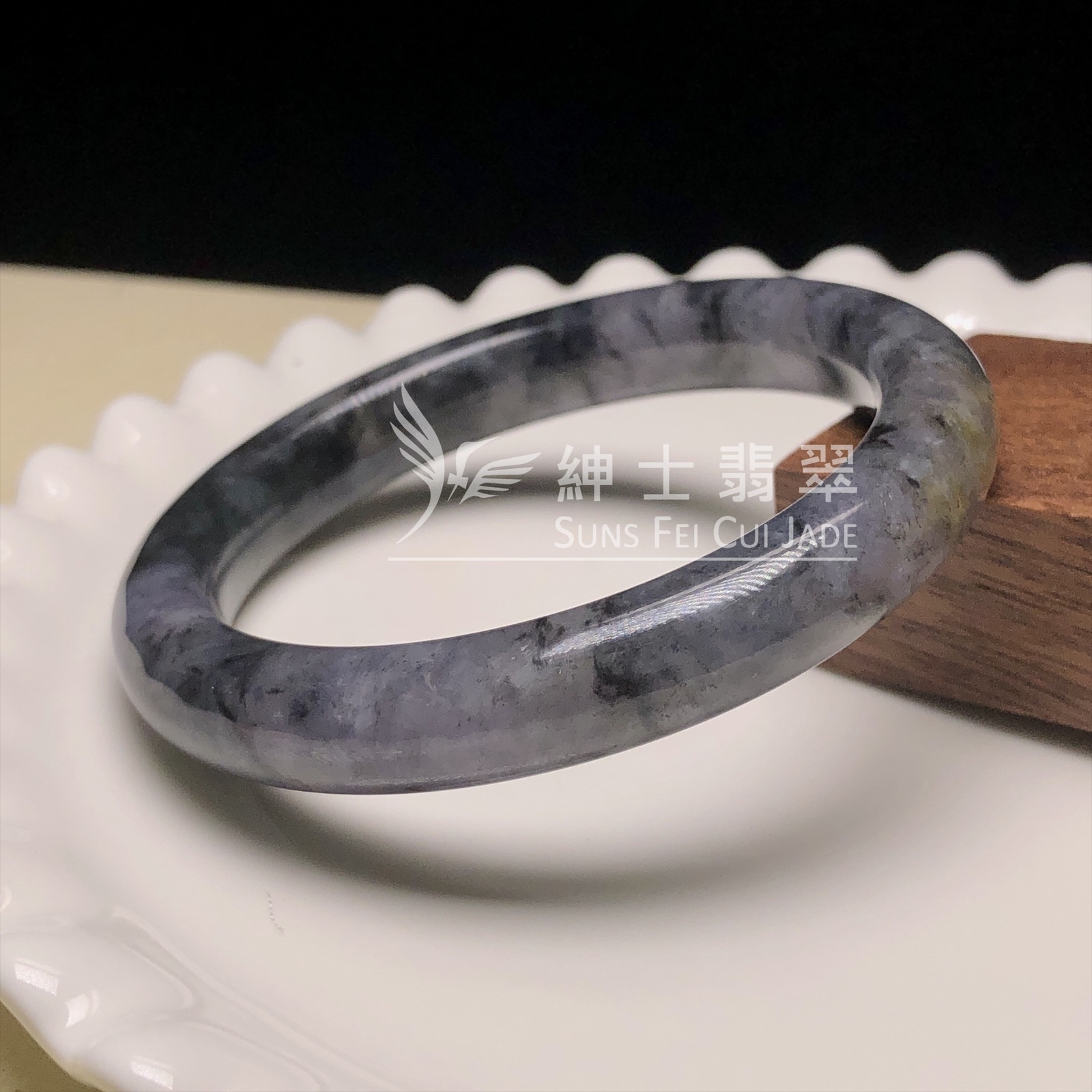 C06114 紫底山水烏雞帶翡色福鐲53.9mm