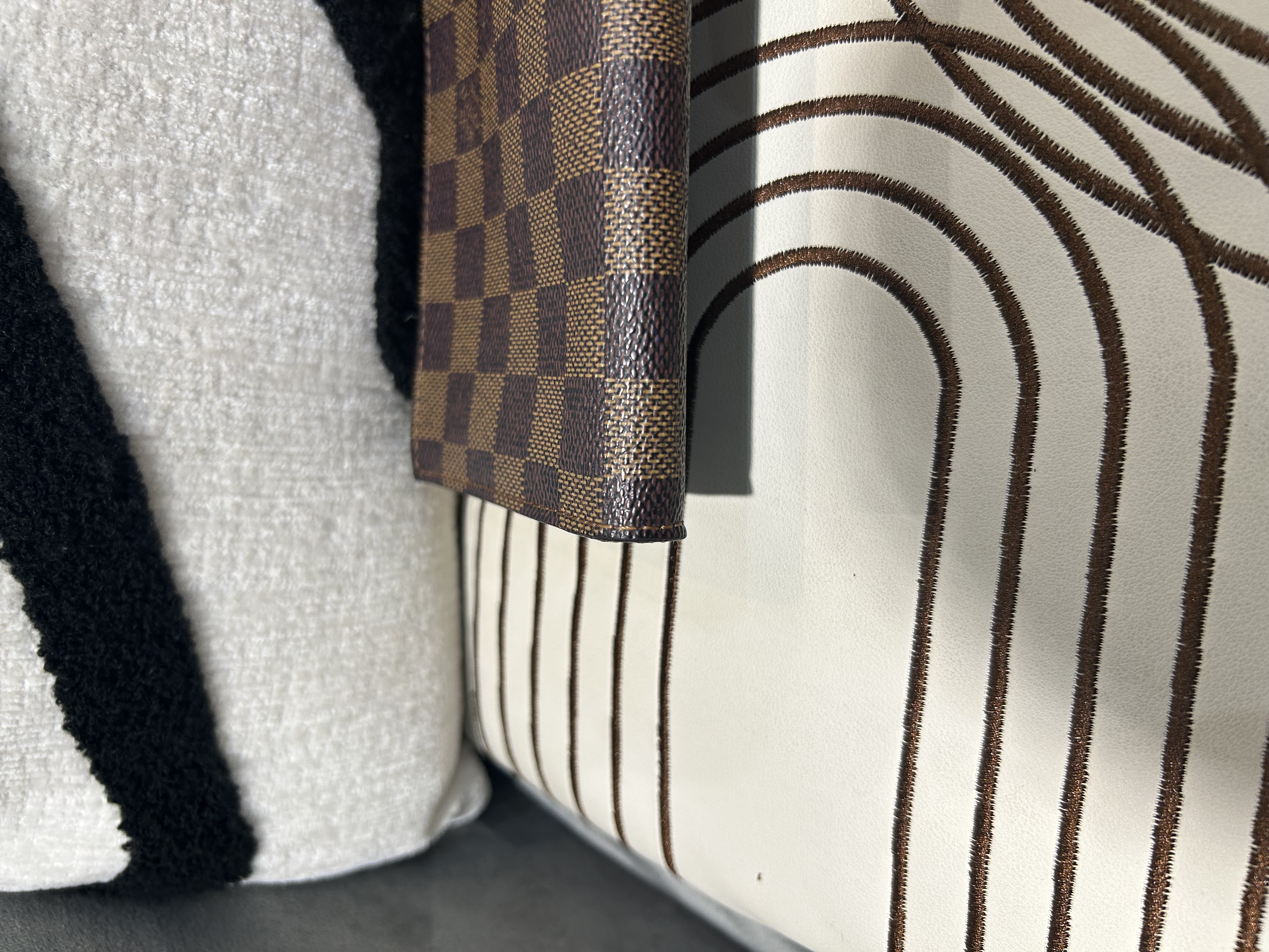LV Pochette Damier 100%Authentic, 95%new