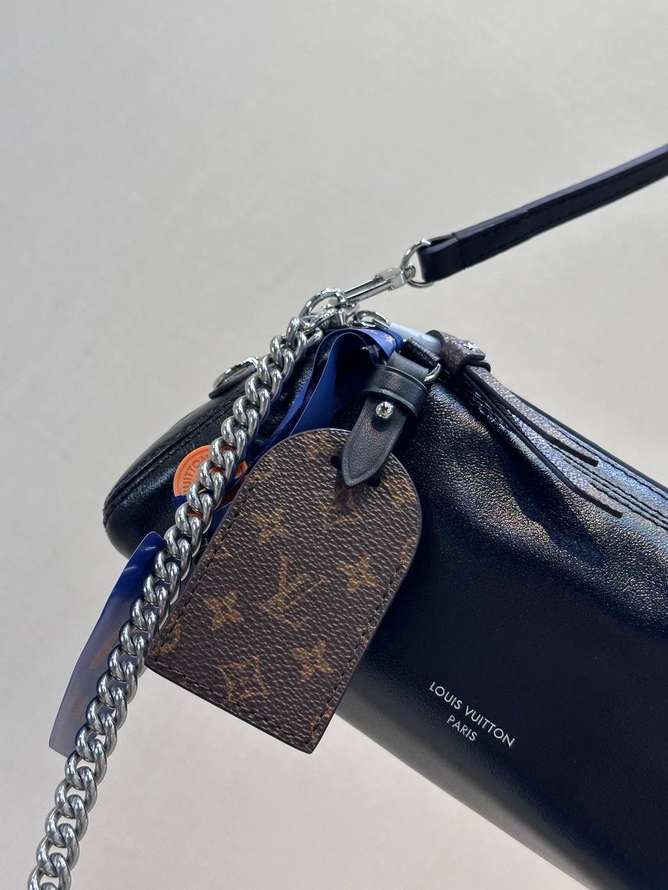 今天来跟大家聊一个最近真的很🔥的包包——LV Pochette Vibe 🖤✨ 对～它是 2025 新款，现在懂的人才在找 😎 这款来自 LV Vibe 系列，包身是那种亮亮的羊皮革，一看就很有质感～加上 Monogram 行李挂牌标签，直接把 LV 以前做旅行箱的经典味道拉回来，复古中又带一点酷，真的很可以 🖤