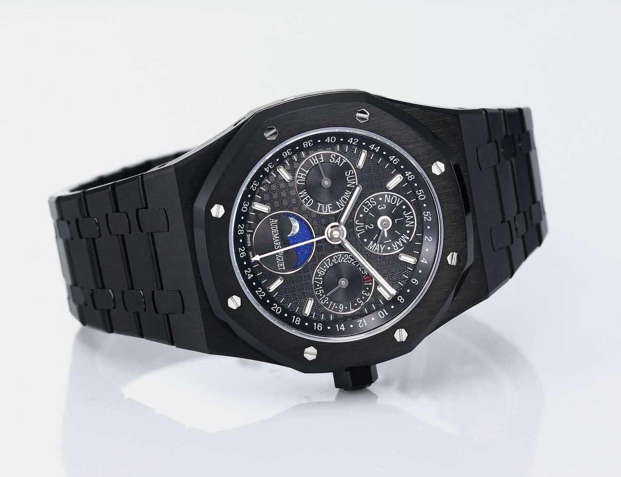 🚀爱彼 皇家橡树系列 ，复杂功能万年历腕表。型号：26574ST.OO.1220ST.01 业内唯一实现原版功能。💯 贵族钟表 爱彼皇家橡树系列万年历腕表，高贵优雅的蓝盘配上冷艳精钢表壳，完美体现爱彼美学设计及复杂功能的极高技术。 表壳采用316L精钢，直径41毫米. 厚度11.4mm。蓝色表盘镌刻“Grande Tapisserie”大格纹装饰，蓝色表盘，立体时标、刻面指针覆盖夜光涂层。三个显示日历功能的副表盘以及月相显示盘对称分布于表盘之上，井然有序地显示出小时、分钟、星期、日期、周历、月份、月相和闰年信息。真正唯一对版。蓝宝石防眩光处理让整体手表更加通透明亮。 搭载9015一比一改装定制还原Calibre 5134自动上链机芯。堪称毕业的产品。 这枚腕表的编号是Ref. 26574ST.OO.1220ST.01