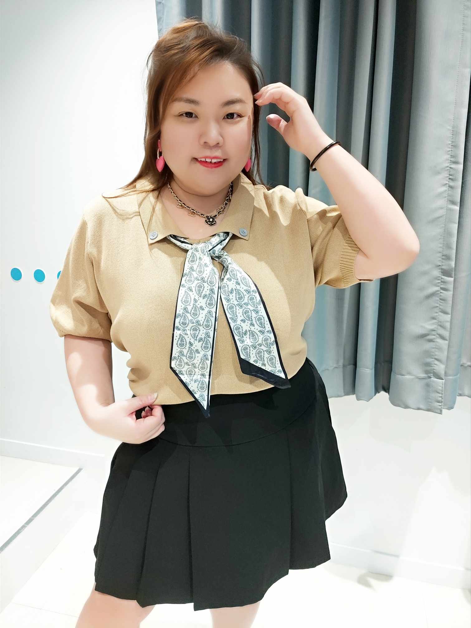 DSF10 搭配丝巾针织上衣