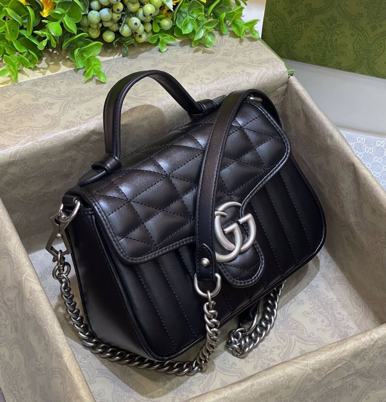 ✈️✈️✈️🔥𝙈𝙖𝙧𝙢𝙤𝙣𝙩 菱格原厂皮# ▫️型号583571 ▫️尺寸 21*15.5*8cm G家新款系竖菱格主题，焕新演绎经典造型，选用原厂牛皮材质，饰带银灰色双G，可拆卸金属链肩带设计，可令手提包轻松转换成肩背包，打造多种携带选择。