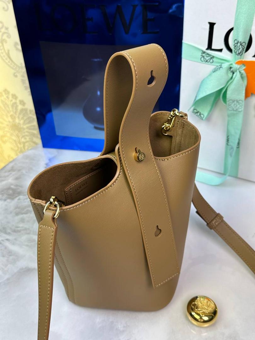 ♥️𝙈𝙞𝙣𝙞 𝙋𝙚𝙗𝙗𝙡𝙚 𝘽𝙪𝙘𝙠𝙚𝙩 ——【橡木棕】 尺寸：𝟏𝟔-𝟏𝟔-𝟗.𝟓𝐜𝐦 编码：062339 【配全套礼盒】 🎈标志性Anagram鹅卵石点缀，配以纯粹简约线条以及瞩目设计风格，诠释全新𝙋𝙚𝙗𝙗𝙡𝙚手袋👜 🎈自带一根🉑拆卸🉑调节的肩带，一包多背，多样化风格，秀场大放异彩😀内里容量超大，日常实用性强👌 🎈配全套专柜礼盒🎁，给你满满的仪式感👀