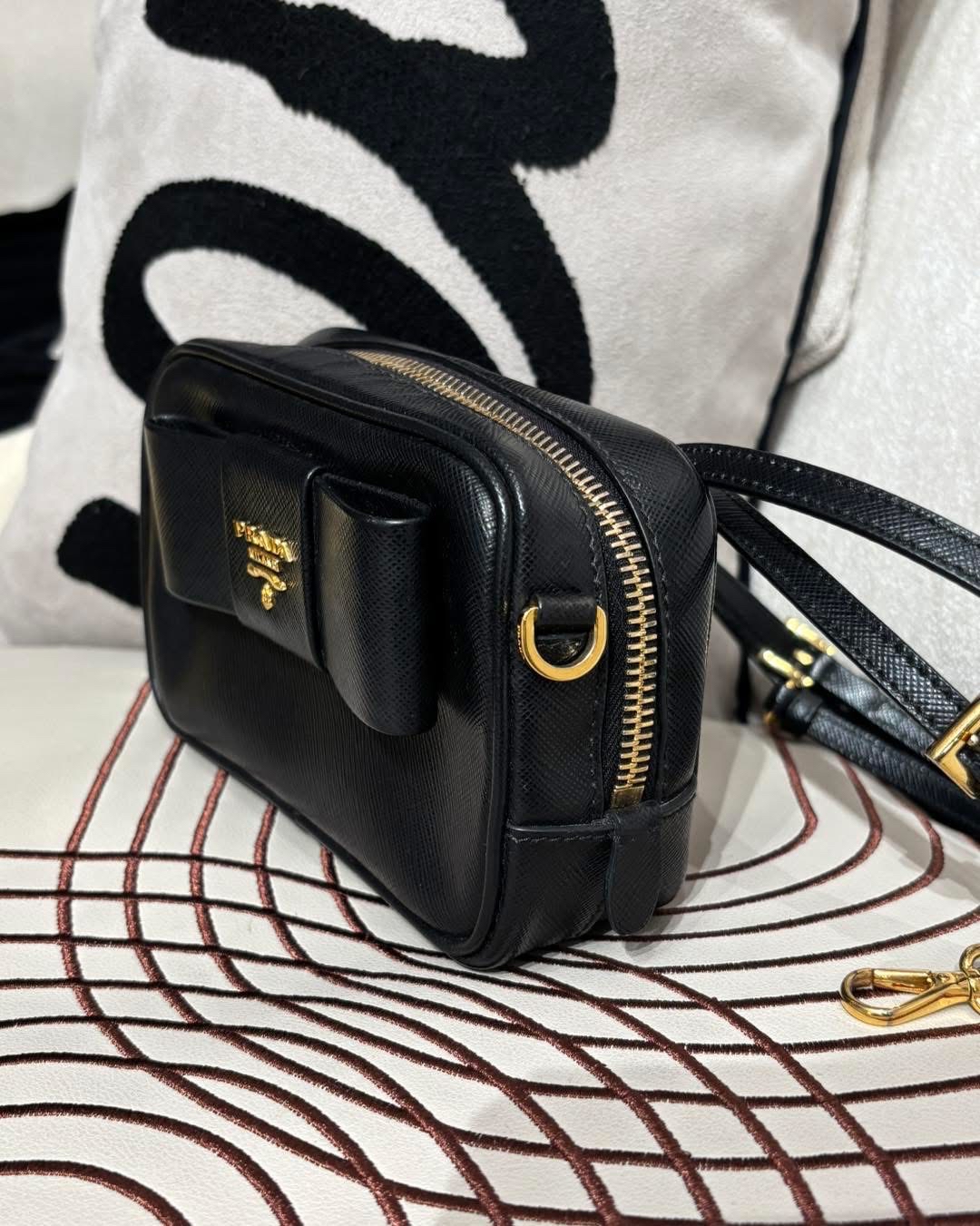 Prada Camera Bag 黑色牛皮斜孭袋100%Authentic, 95%New 