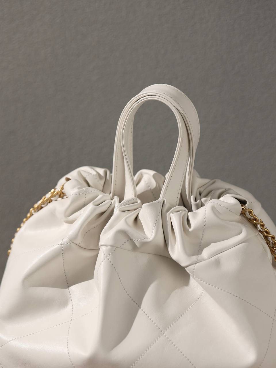 CHANEL香奈儿 22SS春夏系列 22Bag链条双肩包🎒❤️‍🩹 独家渠道货 独家欧洲原厂皮组装ZP尾单货 原厂白色亮面牛皮 搭配黑色logo以及金色做旧五金 真的太好看了🌟 尺寸：42*36*8cm