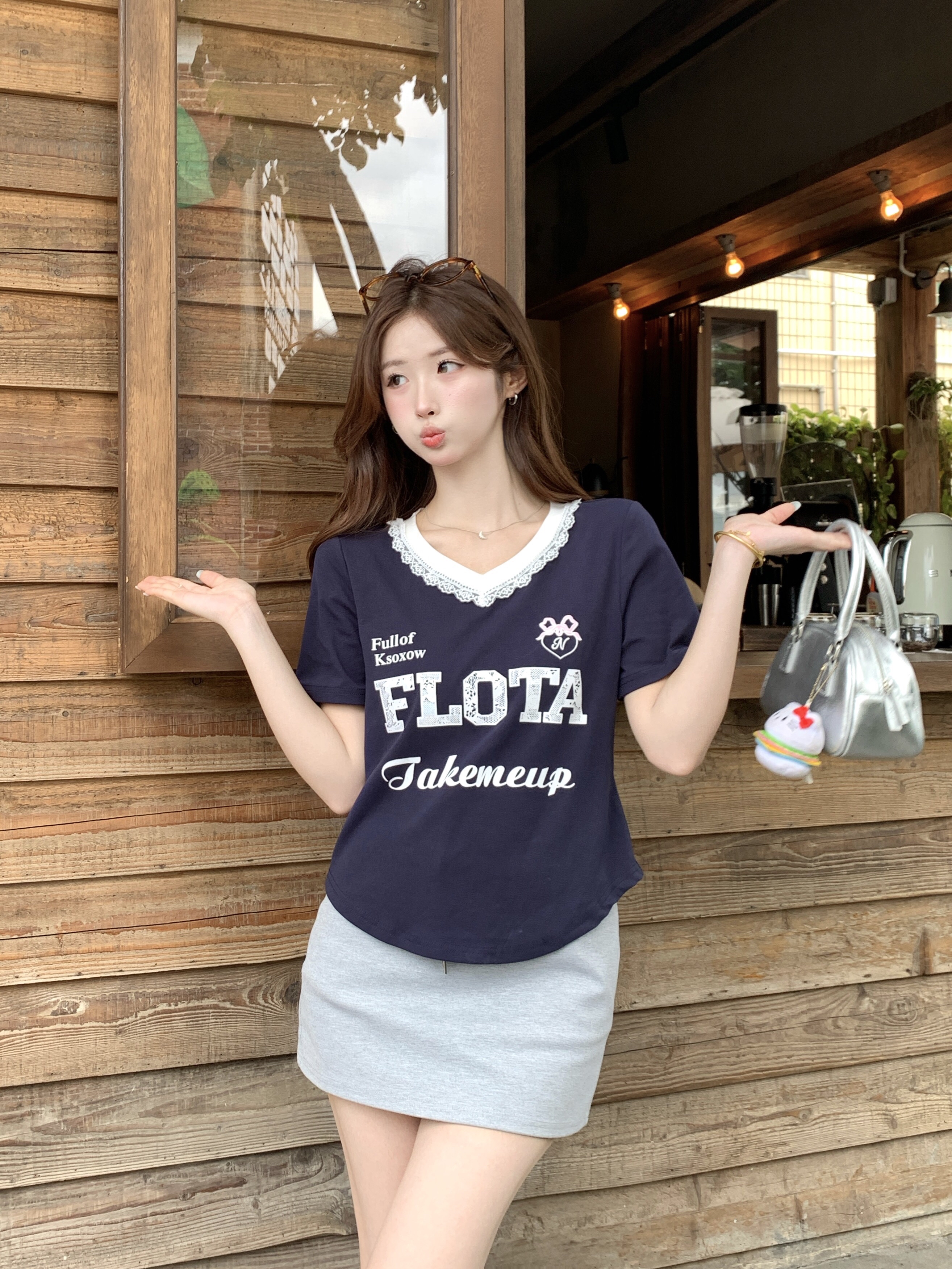 B333(80039) 美式甜辣风V领边拼蕾丝FLOTA灰蓝上衣