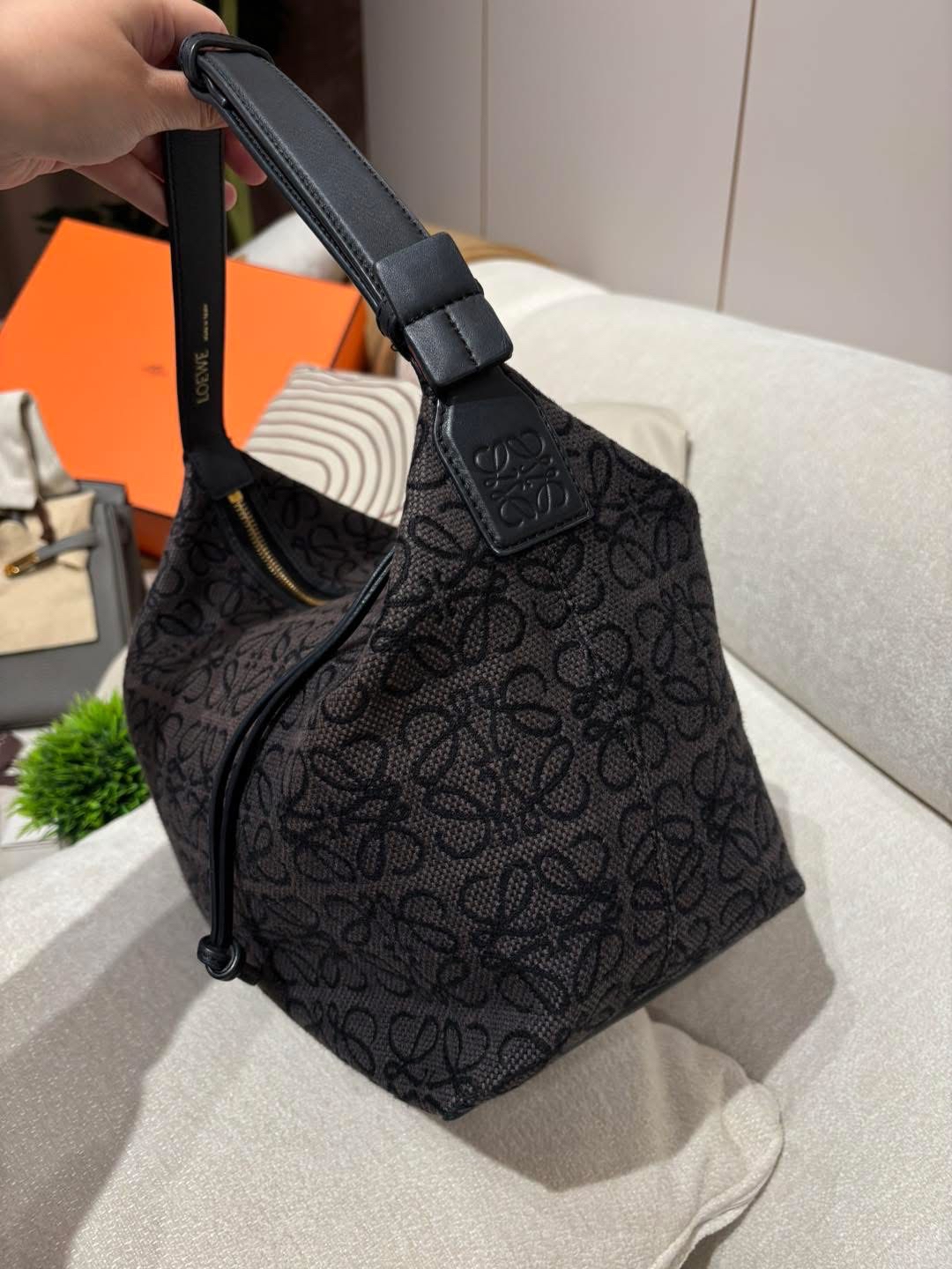 LOEWE CUBI ANAGRAM BAG 飯盒包 100%Authentic ,90%new