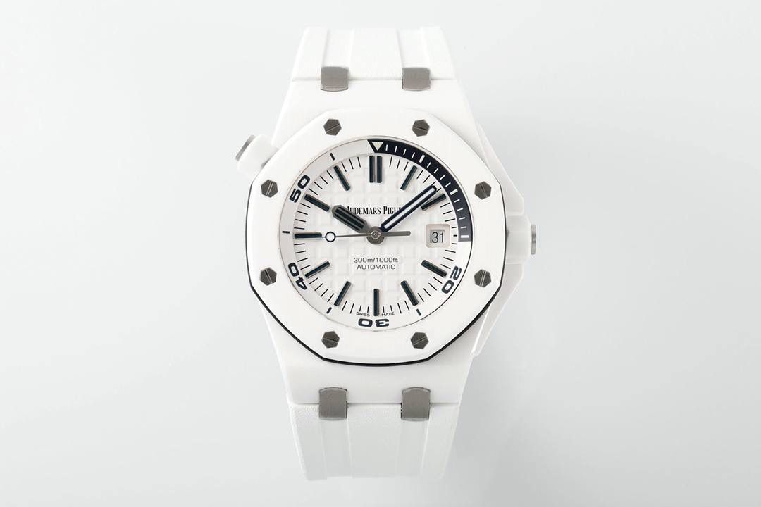 🚀全新开创陶瓷艺术，打造极致的黑白潜水运动风腕表 爱彼皇家橡树离岸型系列15707系列💯 【表壳】42MM黑白陶瓷高温高压烧制，拥有强劲有力的线条和时尚的颜色，令人耳目一新。陶瓷表面经过拉丝处理，使得外观更加的硬朗和华丽，并延续了皇家橡树离岸型一贯的防水性能，确保了潜水运动中的可靠性。潜水计时显示为表盘内的二层表圈，由10点位的把头来控制，3点位的把头控制上链及调校时间，两个都是旋入式结构。 【表盘】饰以品牌传统的“Méga Tapisserie”超大型格纹，并搭配夜光填充萤光指针，内旋式计时圈的12点钟至3点钟也同样饰以橙色和蓝色显示区。这让腕表既易读读时又显得更加时尚富有活力。 【机芯】ZF厂自产的Calibre 3120自动上链机芯，机芯直径为26.6毫米，厚度仅为4.26毫米。机芯共有280个零件，能够保证足够的动力储备。 【表带】表带选择贴合手腕的橡胶材质，搭配钛合金针扣，佩戴时手腕倍感轻盈，没有负担感，便于手腕灵活运动。