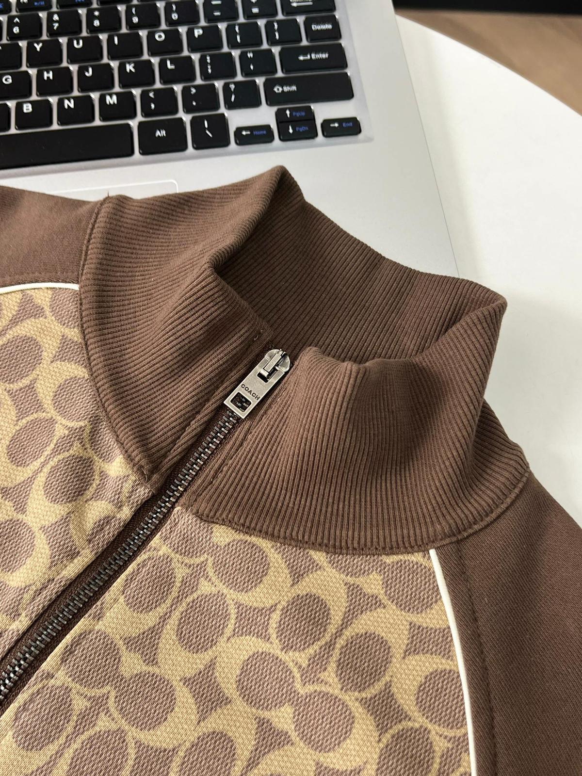 $280件。 C×oach 立領滿印拼接外套