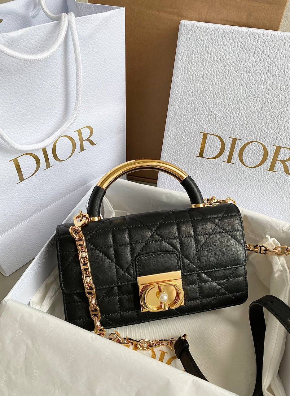 🈶黑色迷你 𝐃𝐢𝐨𝐫 𝐀𝐧𝐠𝐞 𝗯𝗮𝗴手袋 这款颜值真的好看爆! 拿手上那种厚重的千金感’一秒沦陷 超大的CD 按扣、珍珠金属链条、和全金属手柄加上复古的包型、让整体非常精致 有种阳刚与柔美的酷时尚感 内里有隔层，可以很好的把私人物品归类 手拎手腕肩背腋下都可以 真的做到实用好看俩不误，超赞！ 20×12×5cm #💰115050m