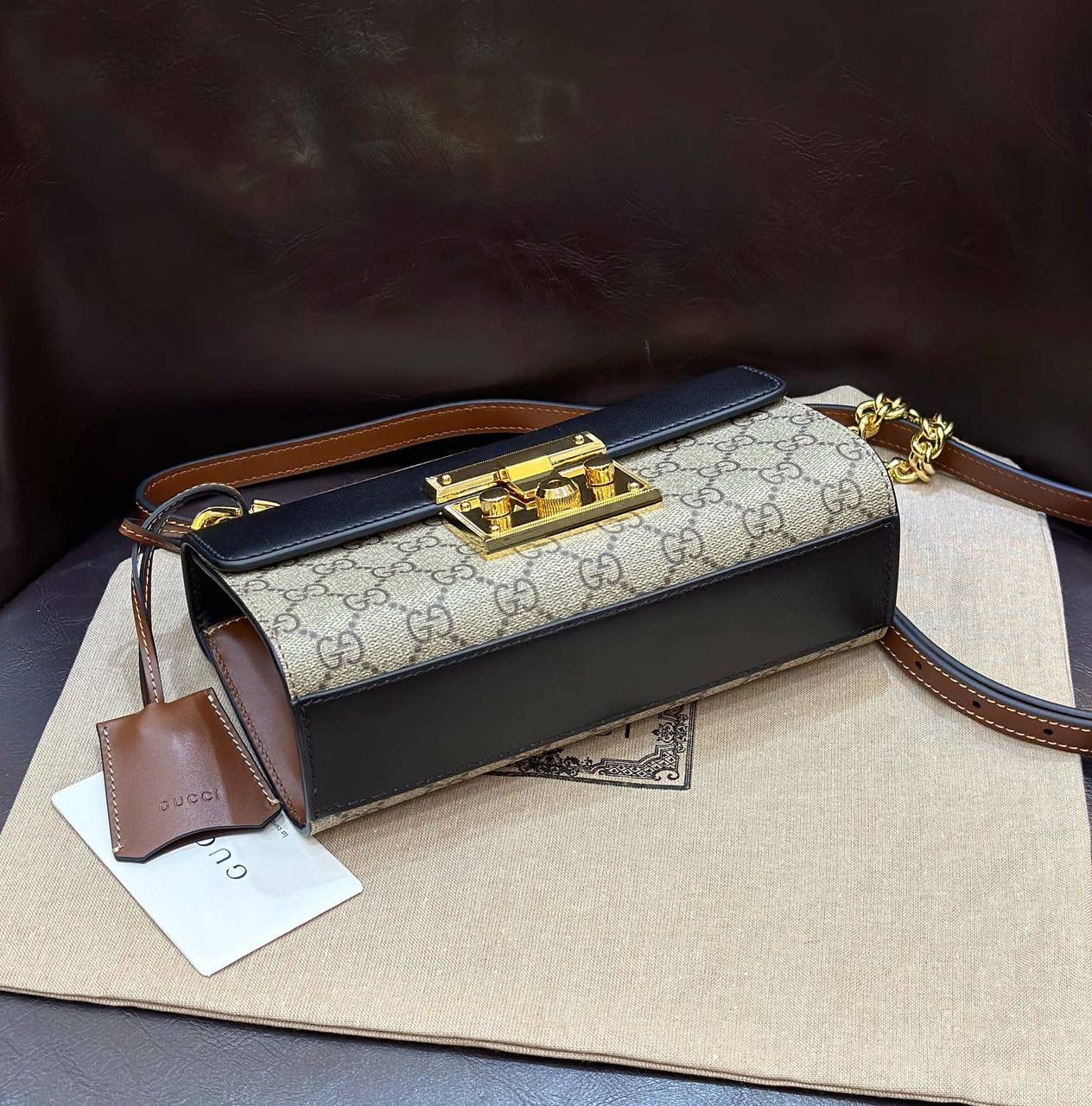 🔥𝐏𝐚𝐝𝐥𝐨𝐜𝐤 月光宝盒# ▫型号：735103 ▫️尺寸：22*11.5*7.5cm 👑经典之王𝙥𝙖𝙙𝙡𝙤𝙘𝙠又出新成员啦，标志性的小锁扣作为主打，保留了原样貌的设计‼️采用原厂黑棕牛皮➕G花面料 三合一的色彩尽显小女人气质的一款包。横版内存空间更大、各自好用、单肩/手挽/斜挎等。钢制耐磨五金，细节都源于正板打造。非常减龄哦！容量也足够日常外出必备小物件！788590