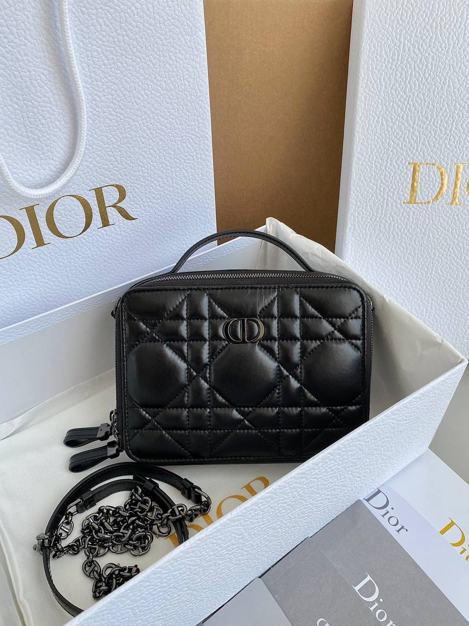 🈶黑枪 𝗗𝗶𝗼𝗿 𝗰𝗮𝗿𝗼手提相机包，全皮款 推荐给所有小包爱好者，超级呆萌 方方正正的箱形，软糯糯的小牛皮 简单不花哨，可拆卸肩带➕手提带两用 手提真的非常非常好看，多了丝小女人的娇羞感 高级又不失复古，冬天配大衣绝了 18×5×13cm，#7301m