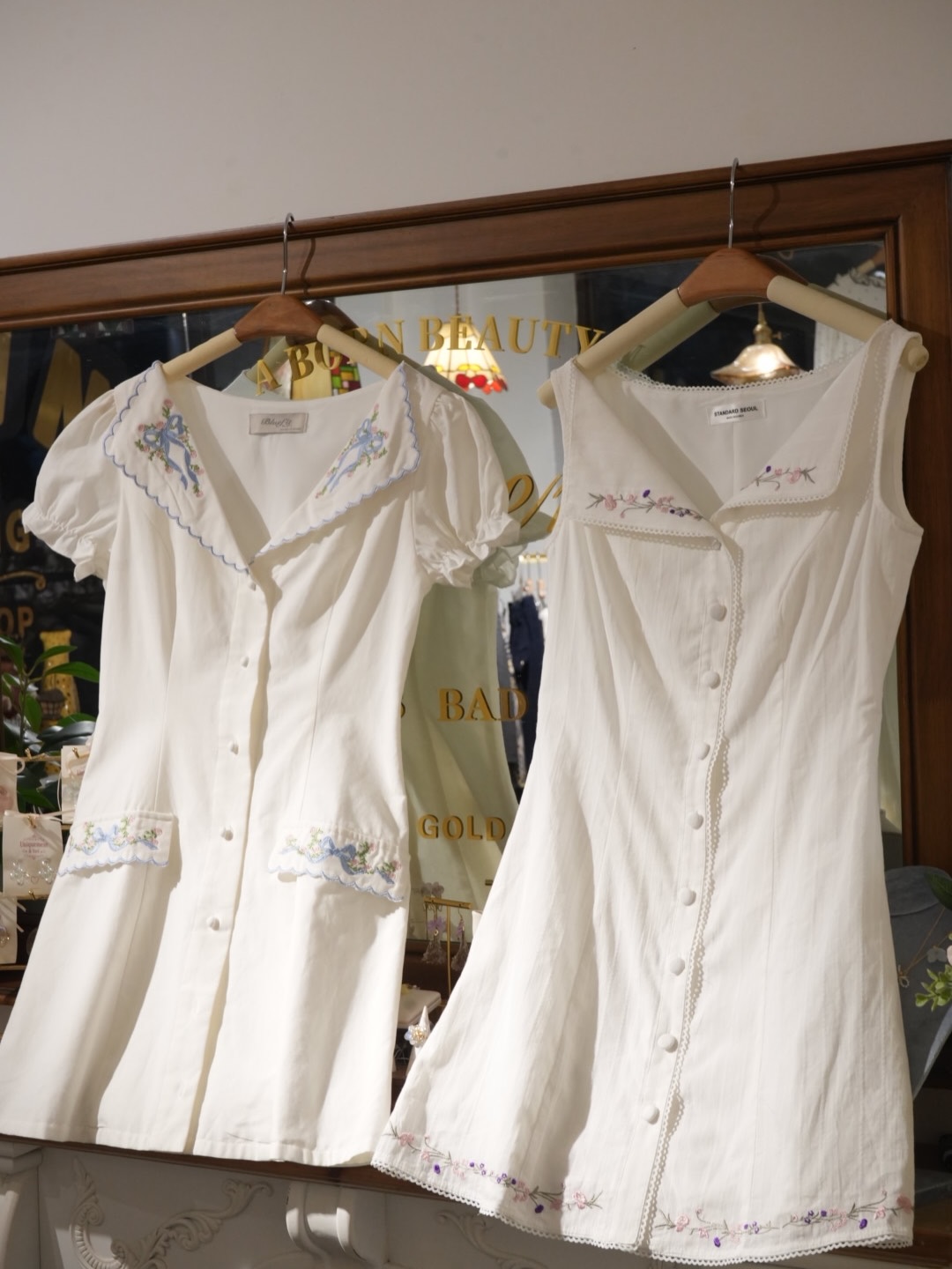 刺繡花短款連身裙