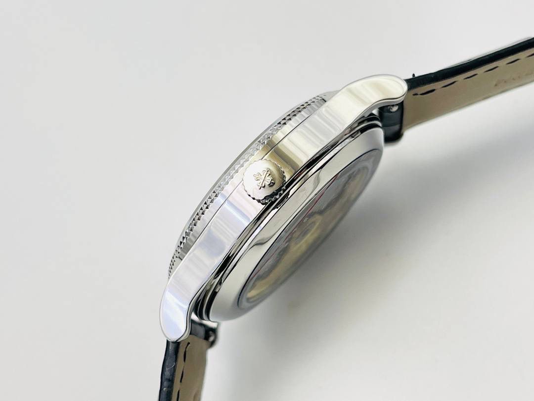 百达.翡丽-古典表系列——3919腕表震撼登场。🤩😍完美还原表中王者的独特质感和简约格调！细节升级如下： 1⃣️腕表尺寸39MM，尺寸数据完美吻合正品，佩戴轻便，还原正品体验。 2⃣️玻璃采用与原装一致的锅盖型穹顶玻璃，特镀有双层抗眩晕增透镀膜。 3⃣️表盘标识和指针的边沿全部采用手工润饰倒角，之后再采用镀铑工艺处理，确保光泽度和质感不亚于原装。 4⃣️机芯采用30-255 PS机芯机械！ 5⃣️表带经典意大利小牛皮表带，做工精致，包边细腻，尽显大牌风范，搭配原厂针扣。