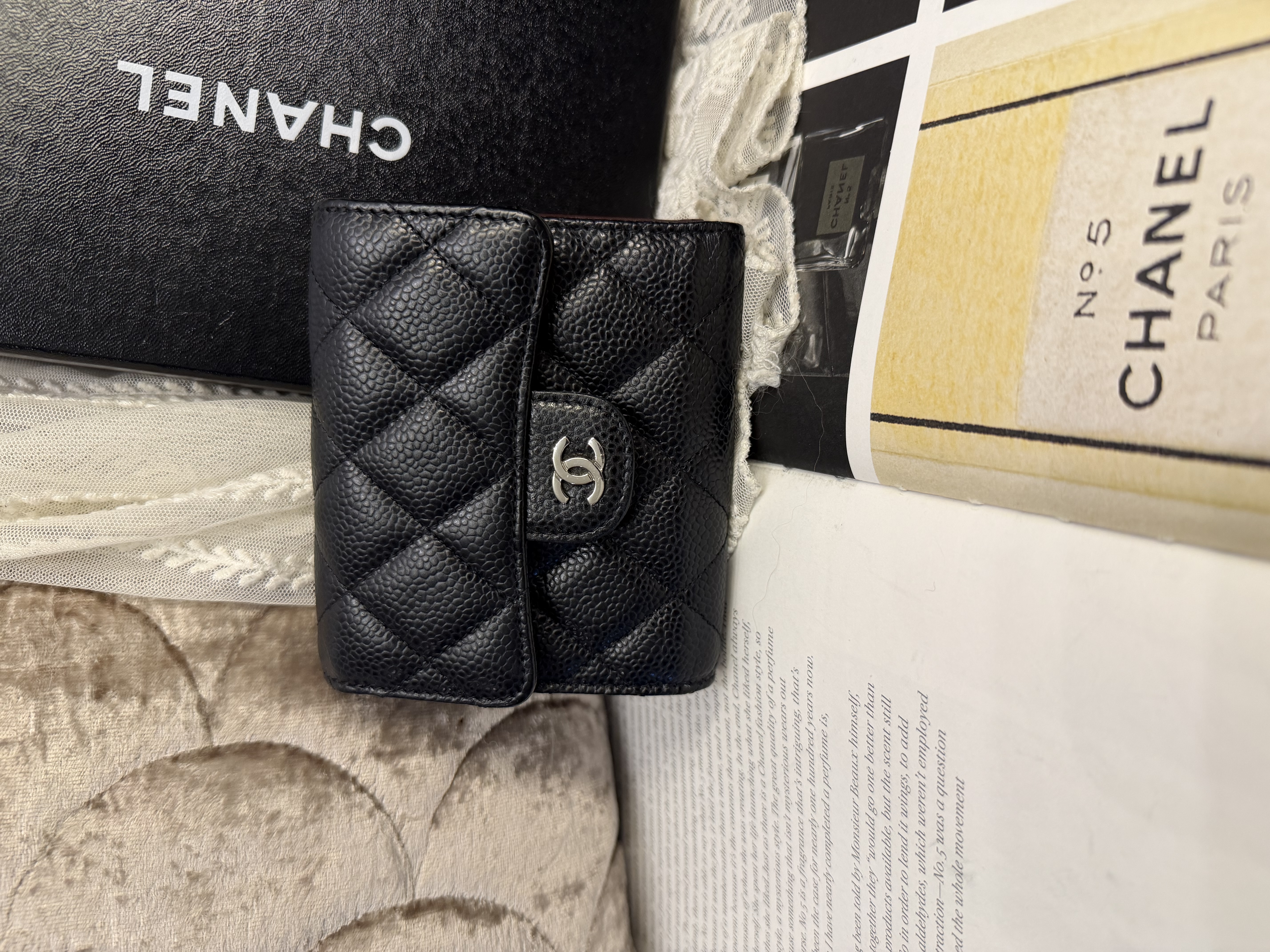接近閑置 Chanel cc logo black caviar short wallet phw