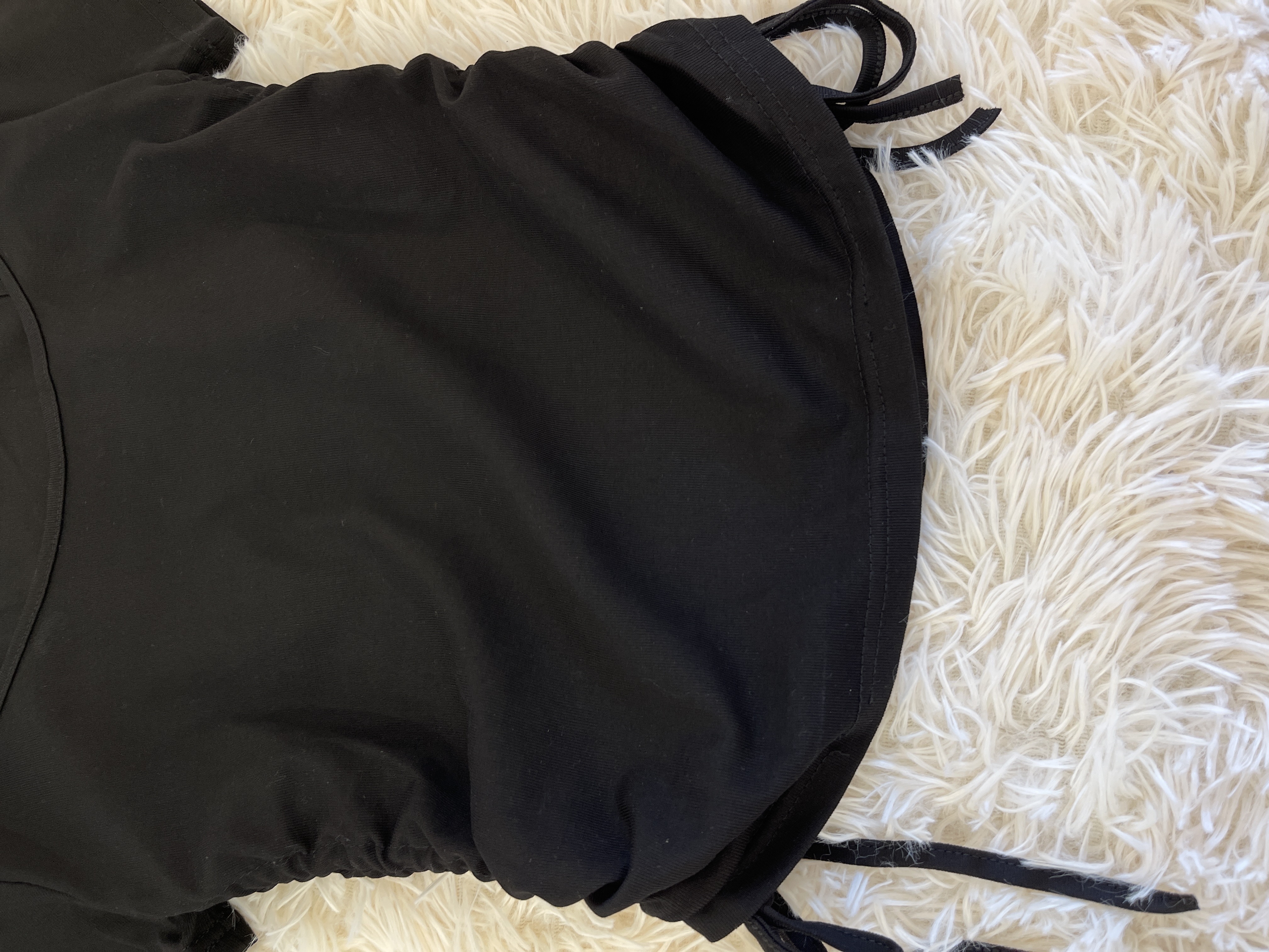 黑色挂脖收腰显瘦上衣